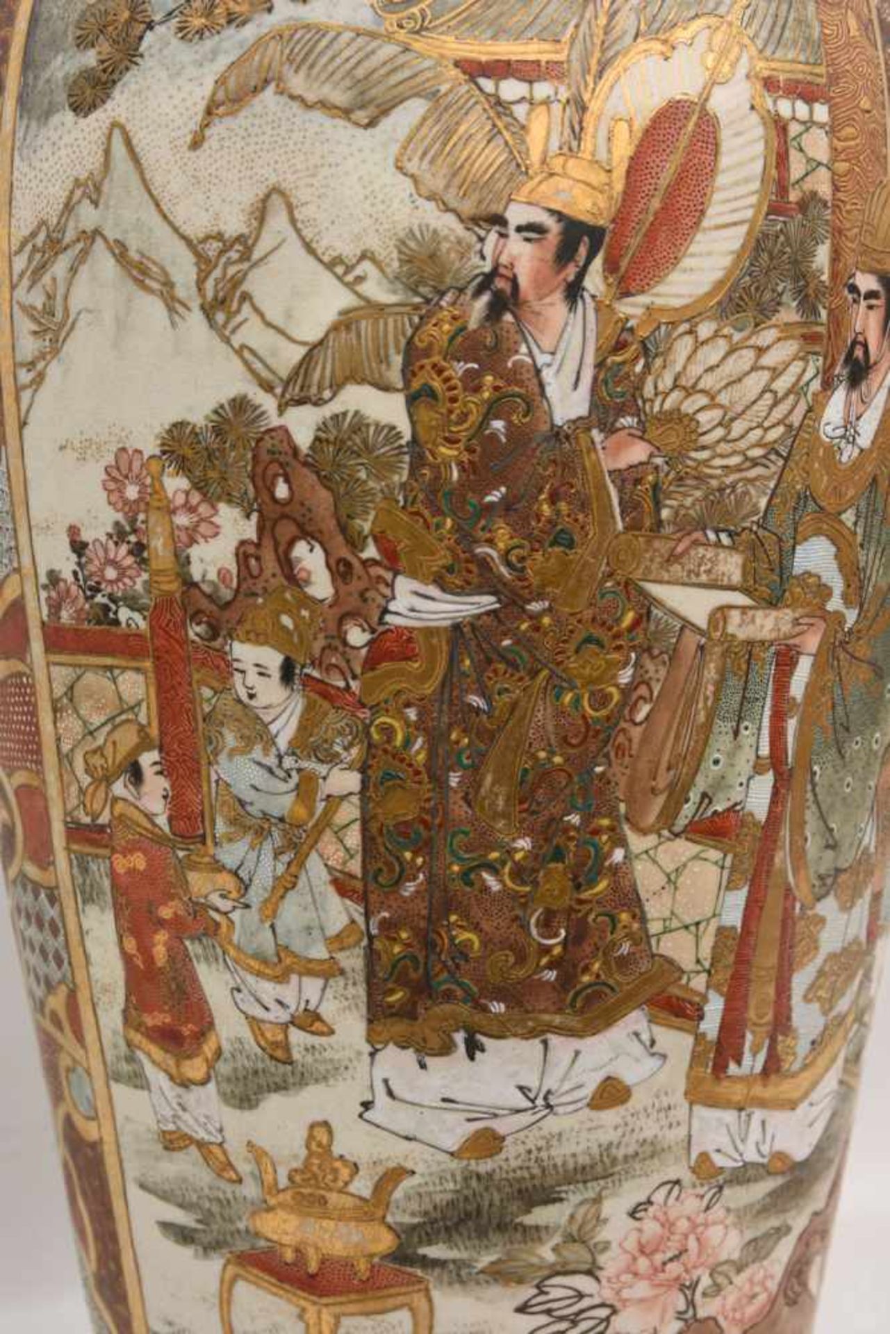 ARITA VASE IM IMARI STIL, Japan, 1868 -1912Gezeigt werden zwei Szenen aus dem Alltag eines - Bild 5 aus 12