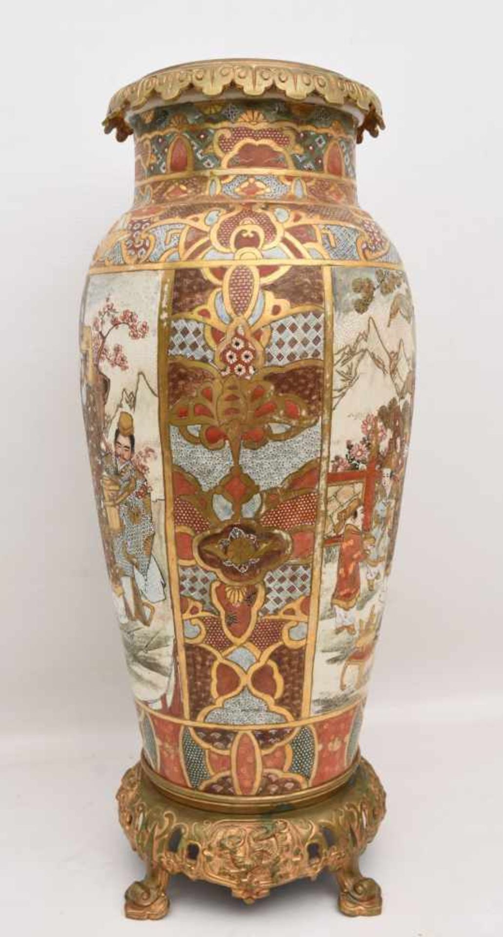 ARITA VASE IM IMARI STIL, Japan, 1868 -1912Gezeigt werden zwei Szenen aus dem Alltag eines - Bild 7 aus 12