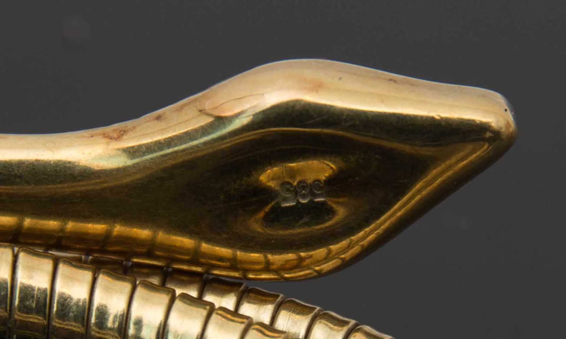 SCHLANGENARMBAND, 14k Gelbgold, RubineDreifaches Gliederarmband in Form einer Schlange mit - Bild 4 aus 5