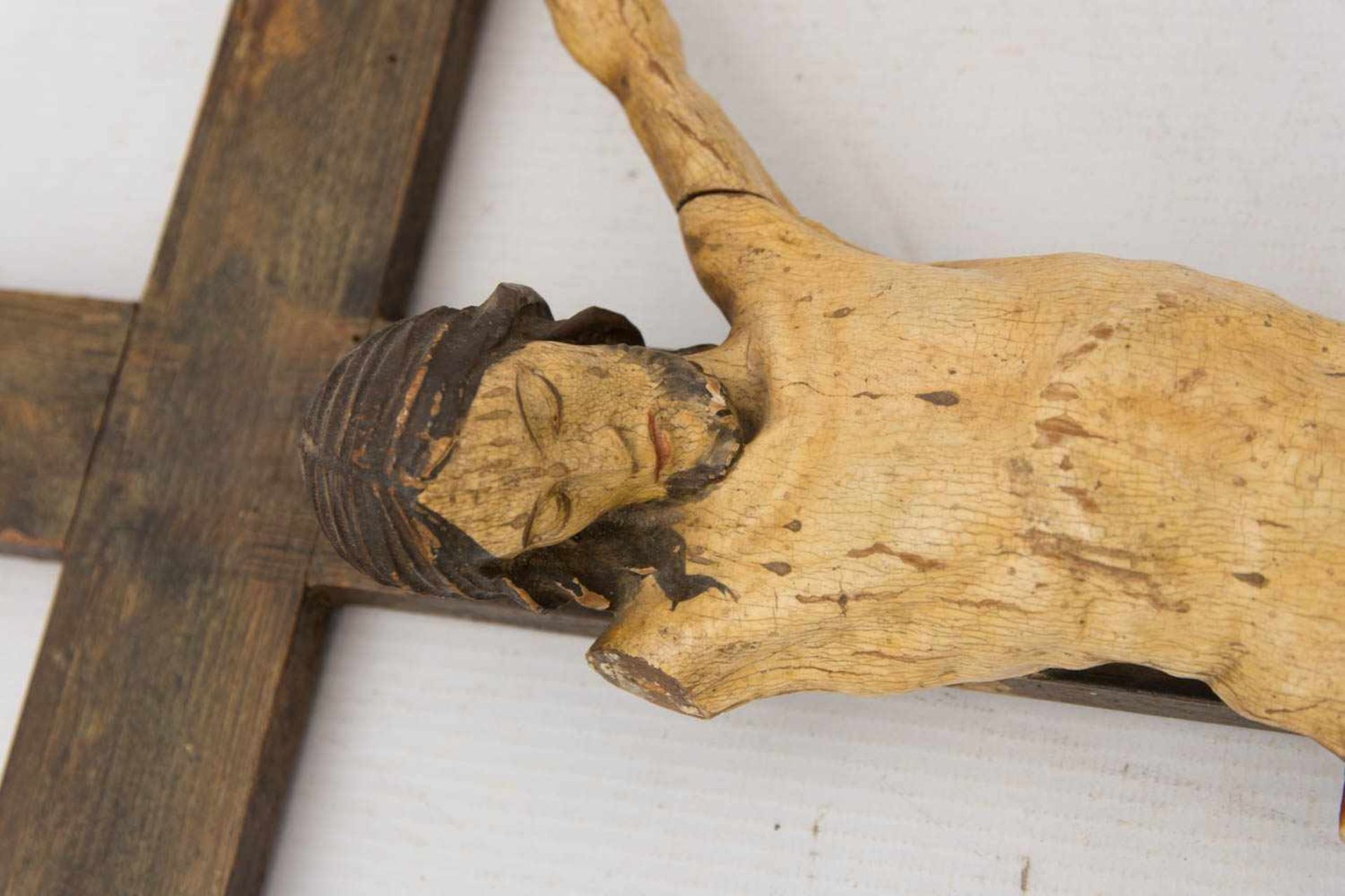 KRUZIFIX, Holz teils bemalt, frühes 19. JahrhundertAufs Kreuz gesteckte Christus-Figur teils - Image 2 of 9