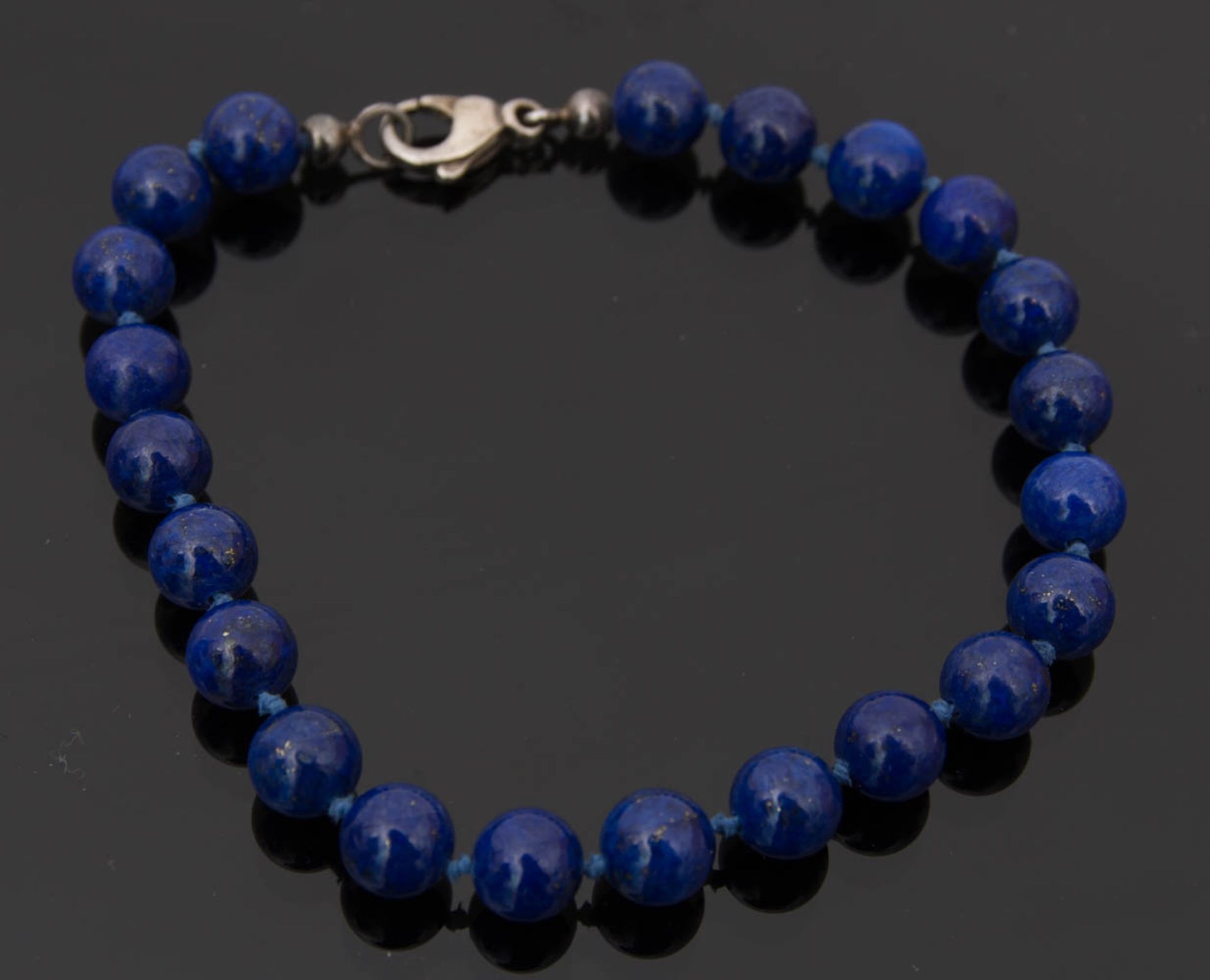 LAPISLAZULI-ARMKETTE, China 20. JahrhundertArmband/Armkette aus dunkelblauen Lapislazuli-Steinen.
