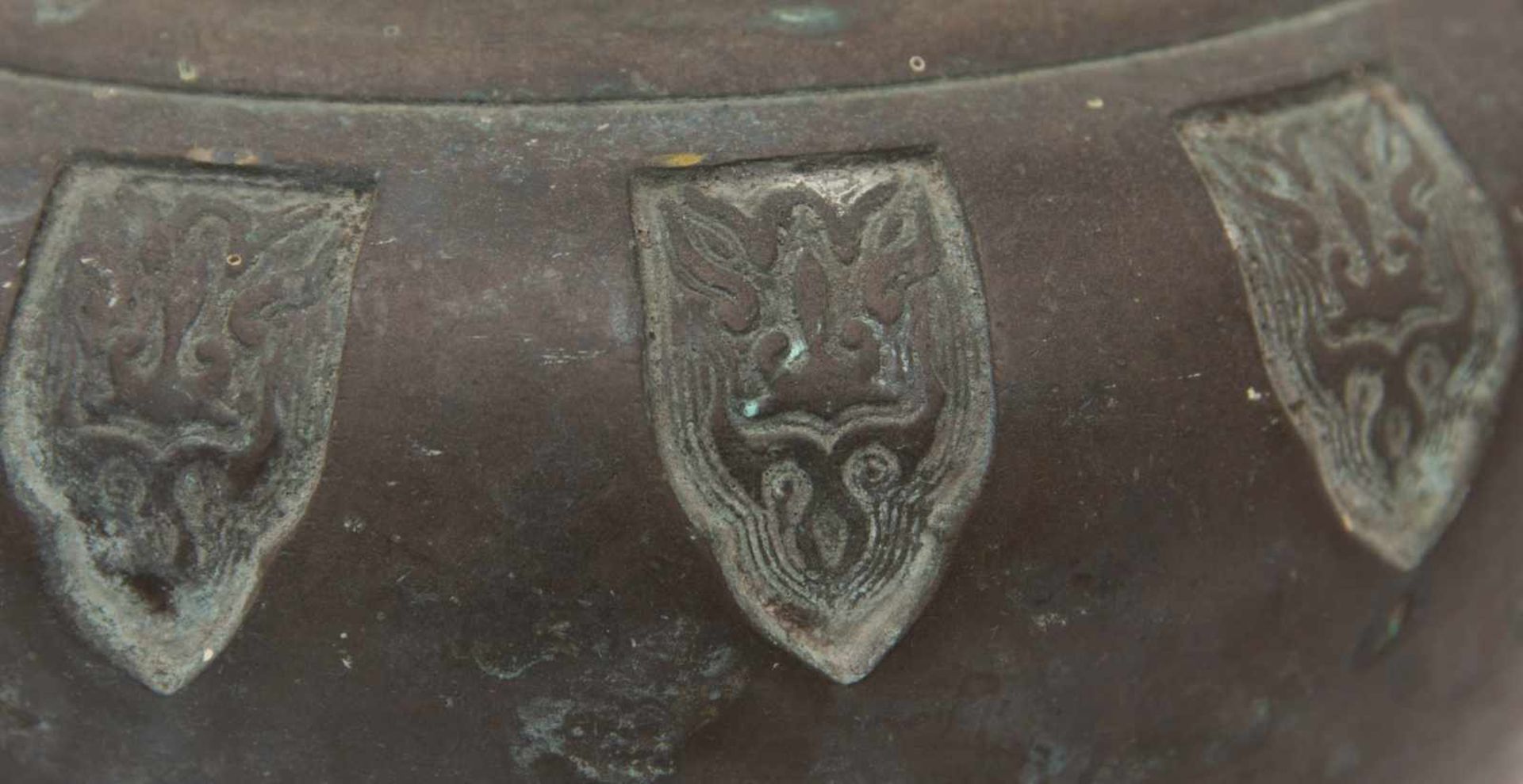 TOPF MIT HENKEL, Metall geprägt, China um 1900Höhe: 10 cm, Durchmesser: 19 cm.Altersspuren. - Bild 2 aus 7