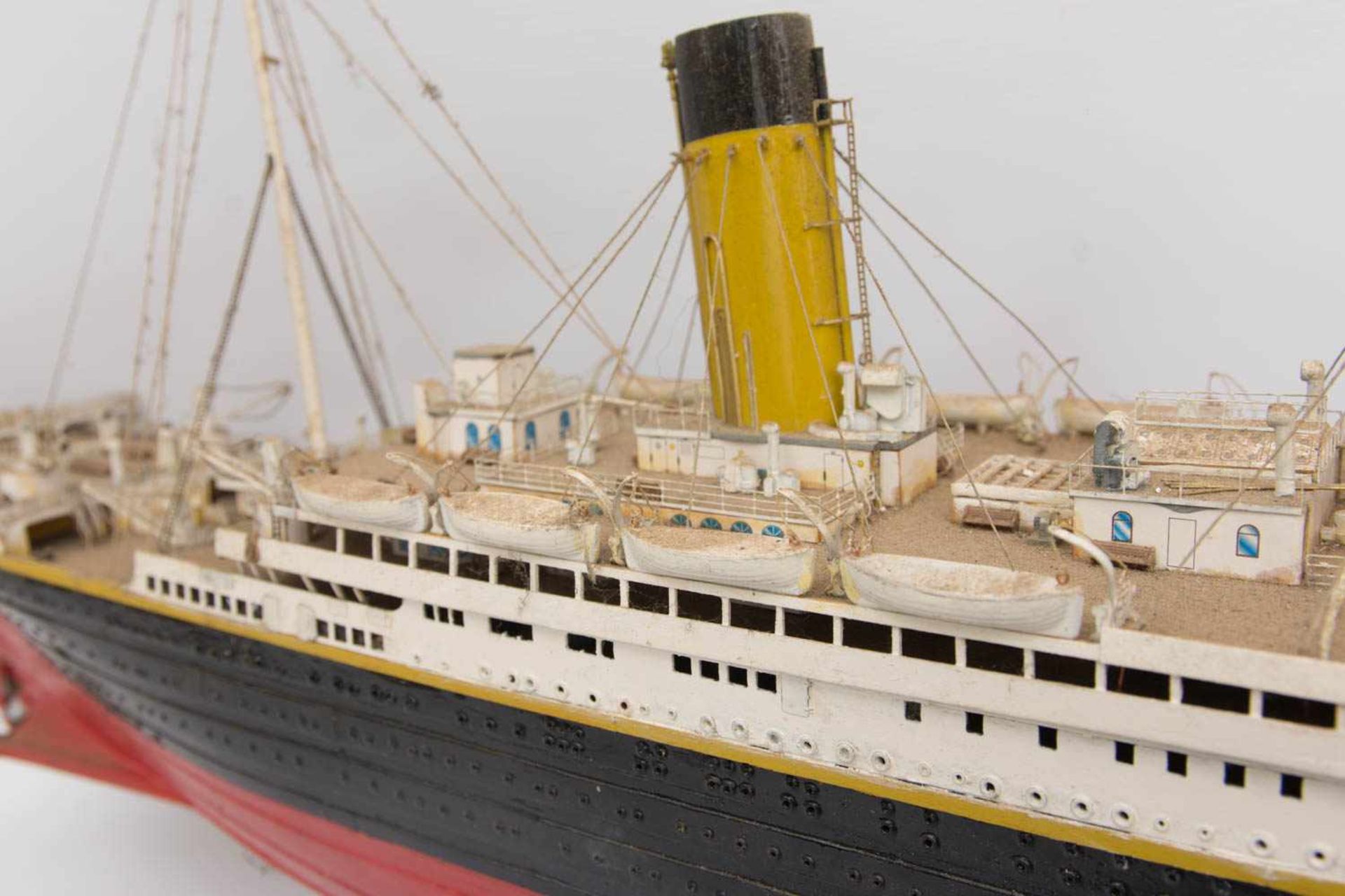 MINIATURSCHIFF TITANIC, Holz u.a, Deutschland, 20. Jh.Bedarf Reinigung, sonst guter Zustand.107 x 32 - Bild 13 aus 14