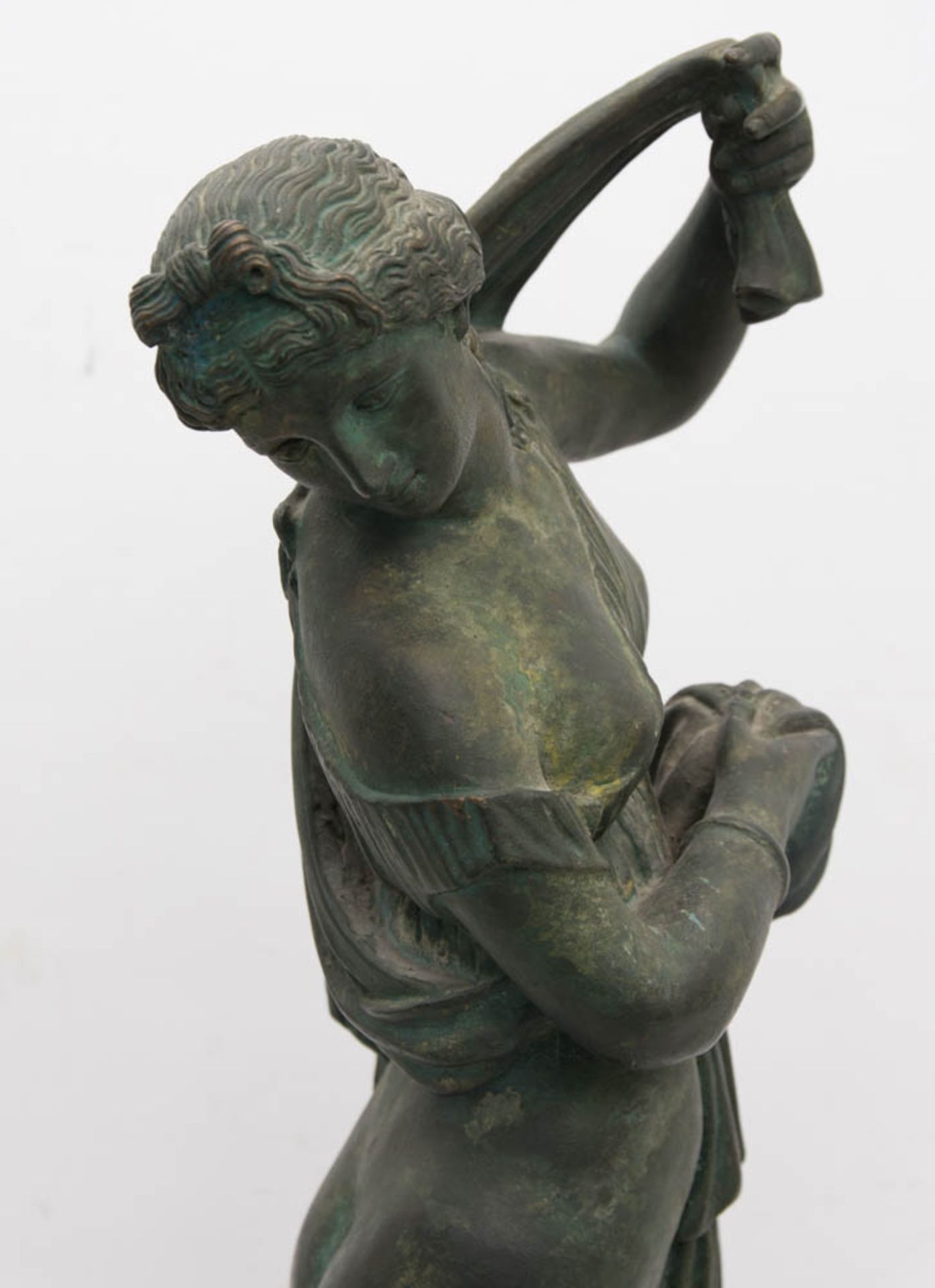 SKULPTUR, Die Badende, wohl bemalter Zinkguss auf Steinsockel, 20. Jh.Sehr gut erhaltene Skulptur.68 - Bild 3 aus 6