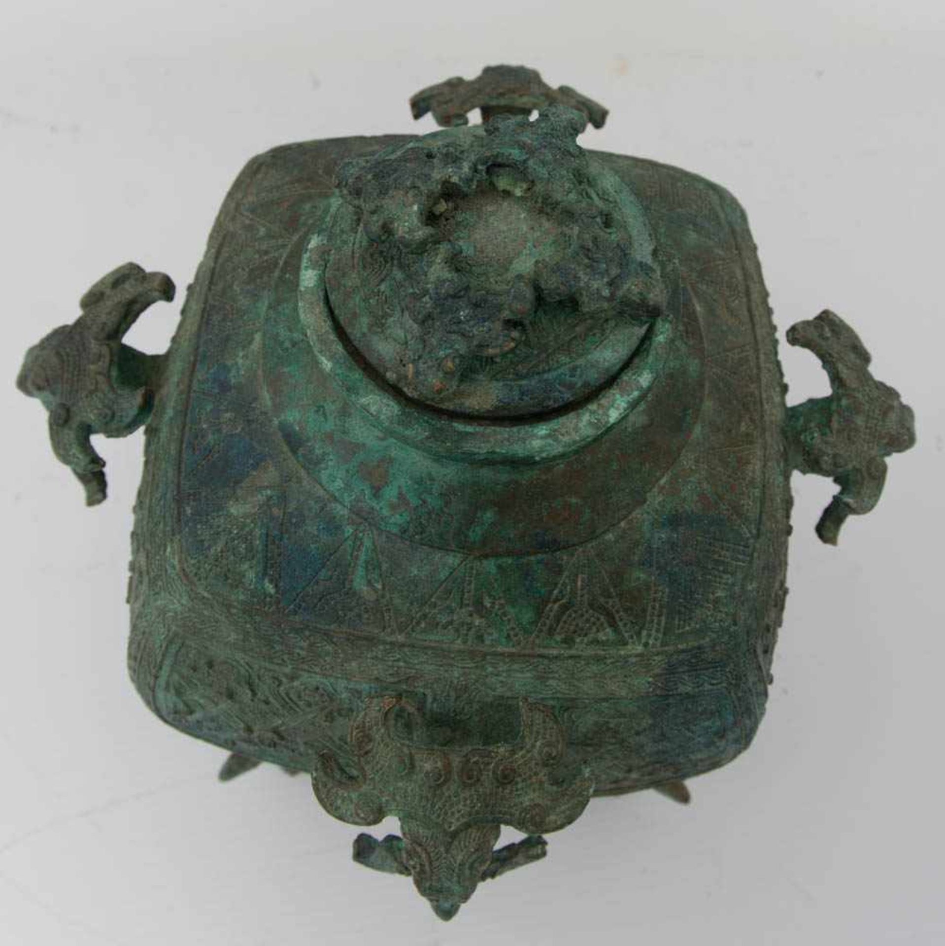 SÜDOSTASIEN, Bronzegefäß auf vier Füßen, Bronze, undatiert.Am Hals dreifach signiert, starke Patina, - Bild 5 aus 6