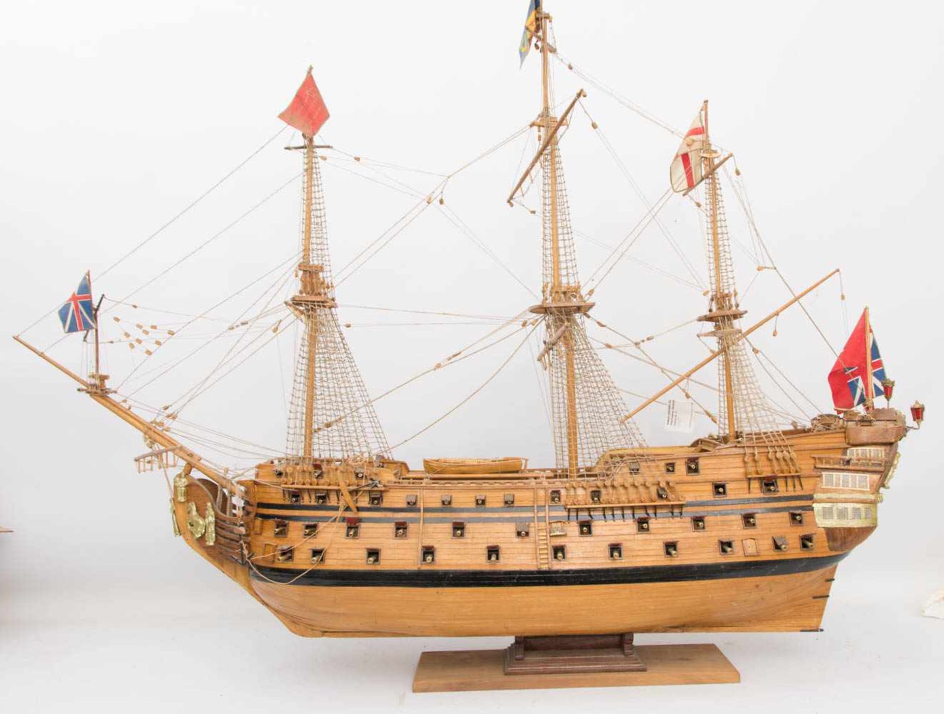 MINIATURSCHIFF, Englisches Kriegsschiff, Holz/Leinen, Deutschland, 20. Jh.Altersspuren.120 x 81 cm