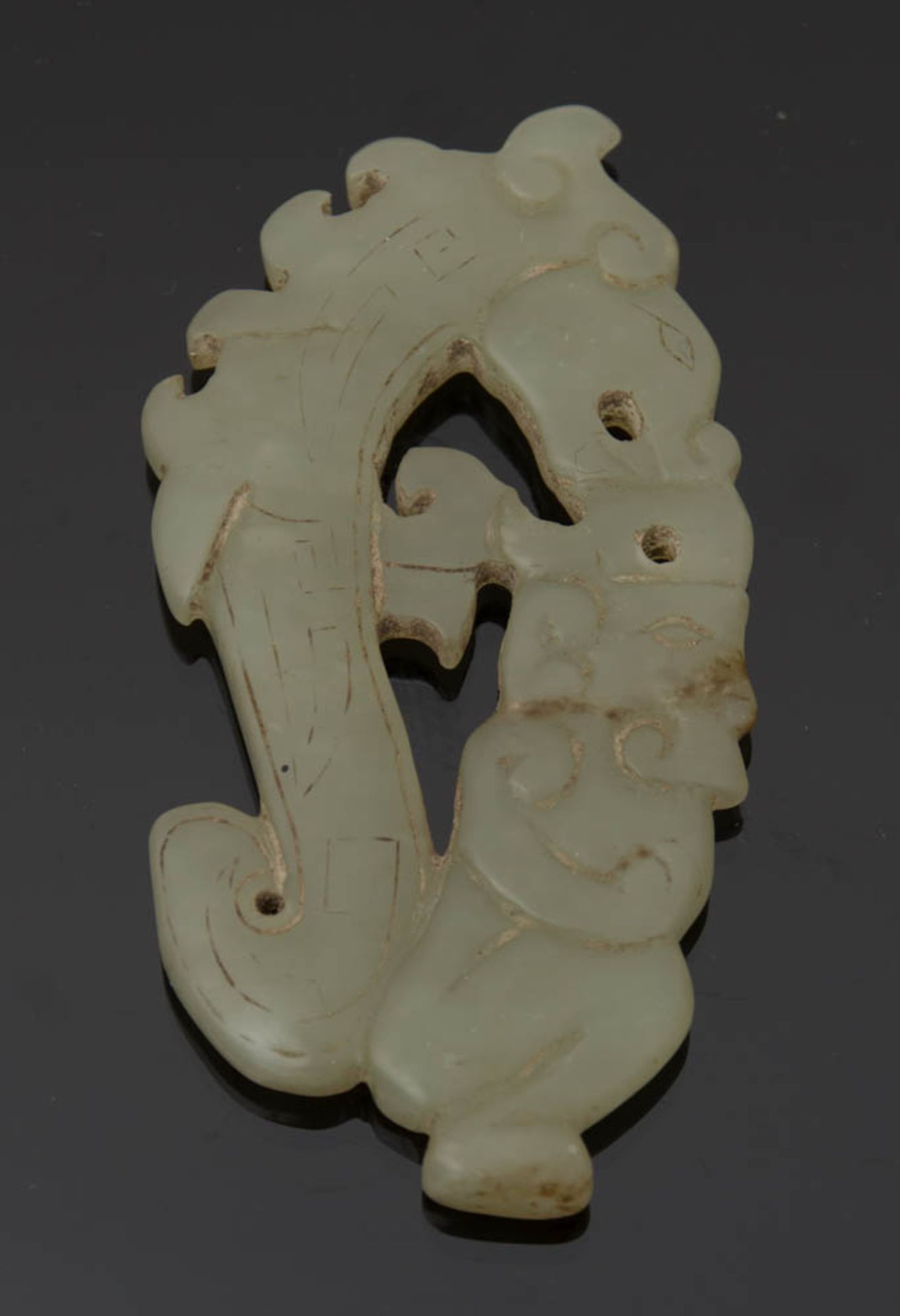 MINIATURANHÄNGER EINES FU-HUNDES UND DRACHEN, Jade, 19./20. Jh.Die Konturen der beiden Objekte ist - Bild 3 aus 9