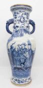 CHINESISCHE VASE, Keramik, wohl 20. Jh.Unterglasur blau bemalt und an den Enden abschließend mit