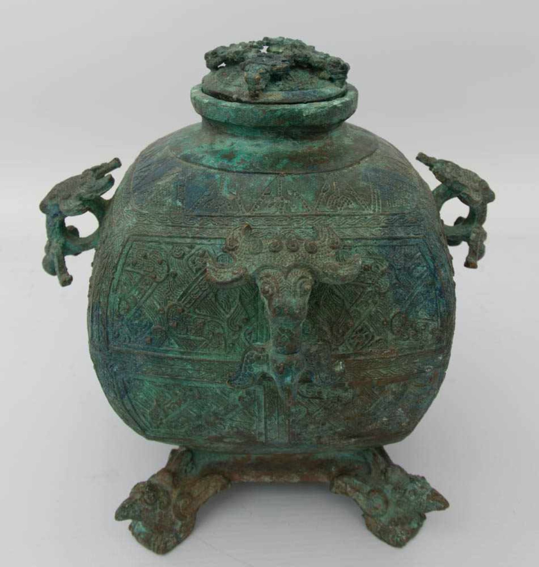 SÜDOSTASIEN, Bronzegefäß auf vier Füßen, Bronze, undatiert.Am Hals dreifach signiert, starke Patina, - Bild 3 aus 6