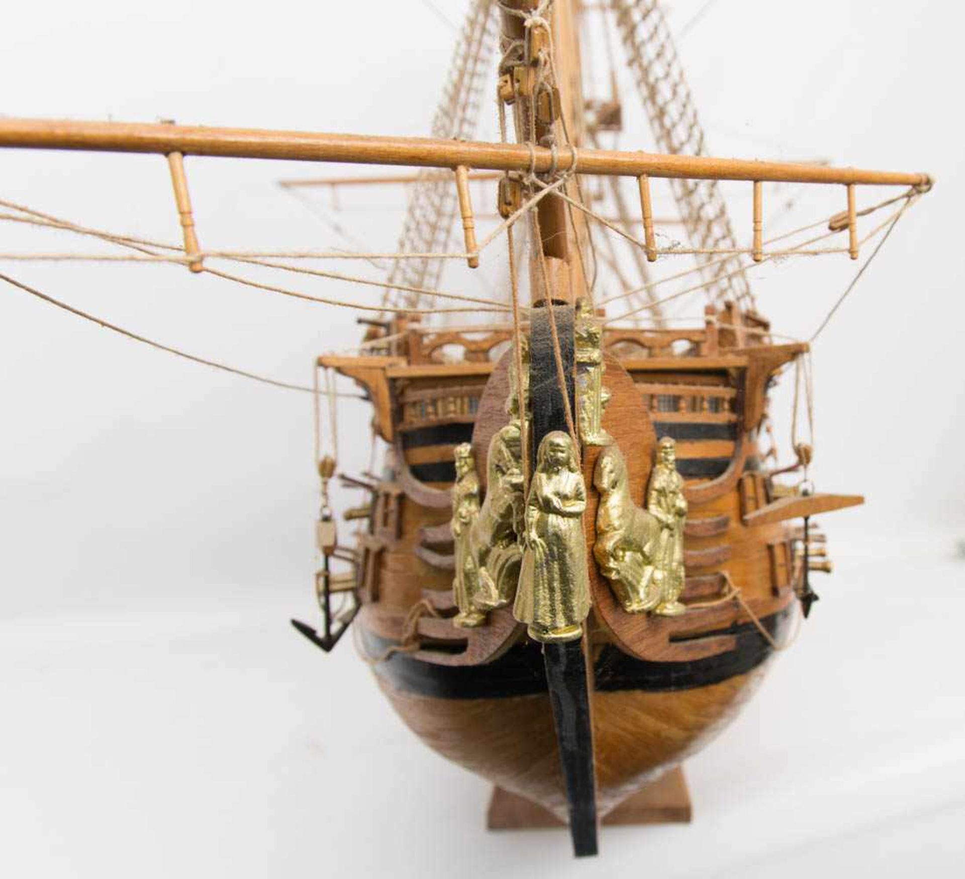 MINIATURSCHIFF, Englisches Kriegsschiff, Holz/Leinen, Deutschland, 20. Jh.Altersspuren.120 x 81 cm - Image 2 of 8