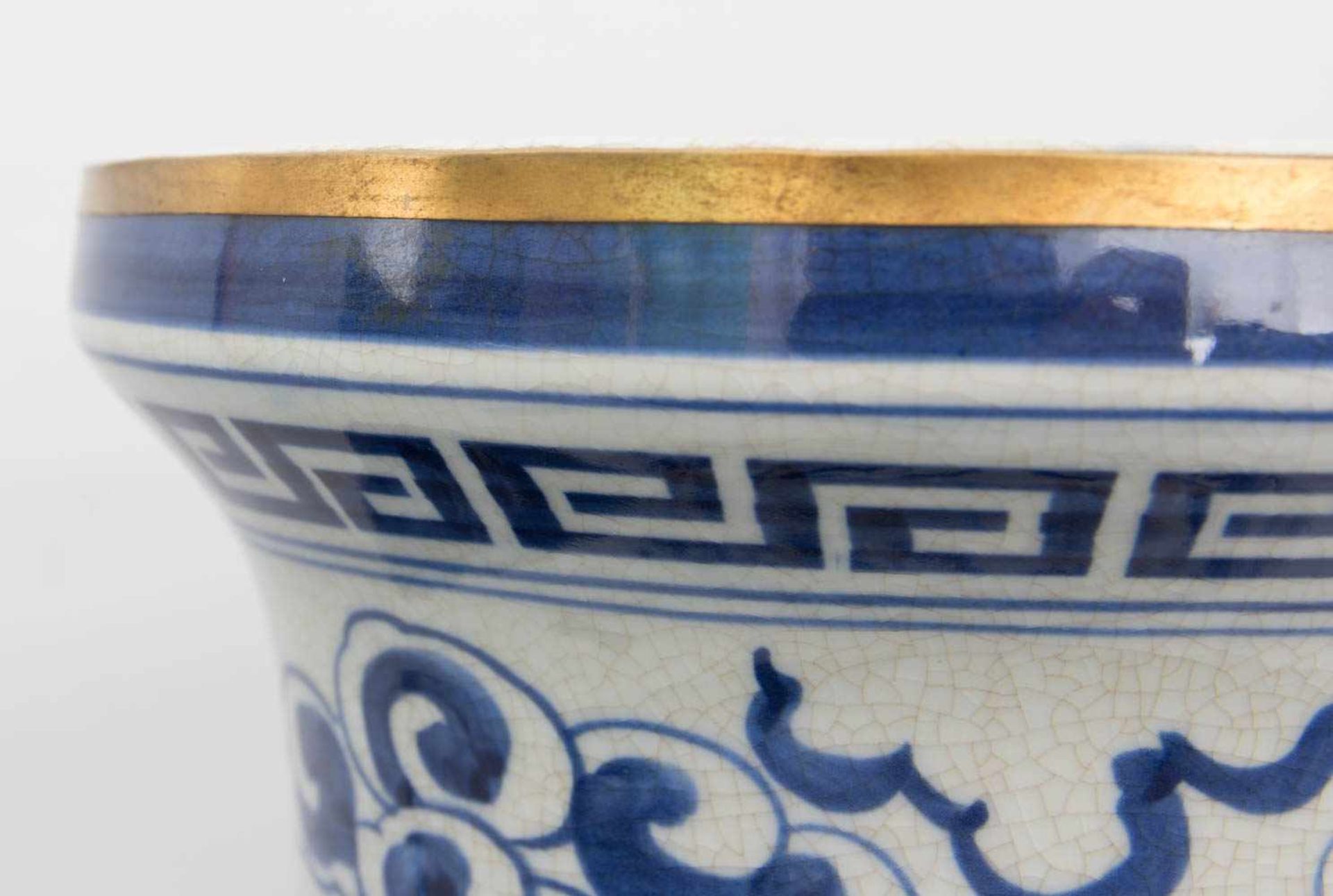 CHINESISCHE VASE, Keramik, wohl 20. Jh.Unterglasur blau bemalt und an den Enden abschließend mit - Bild 9 aus 13