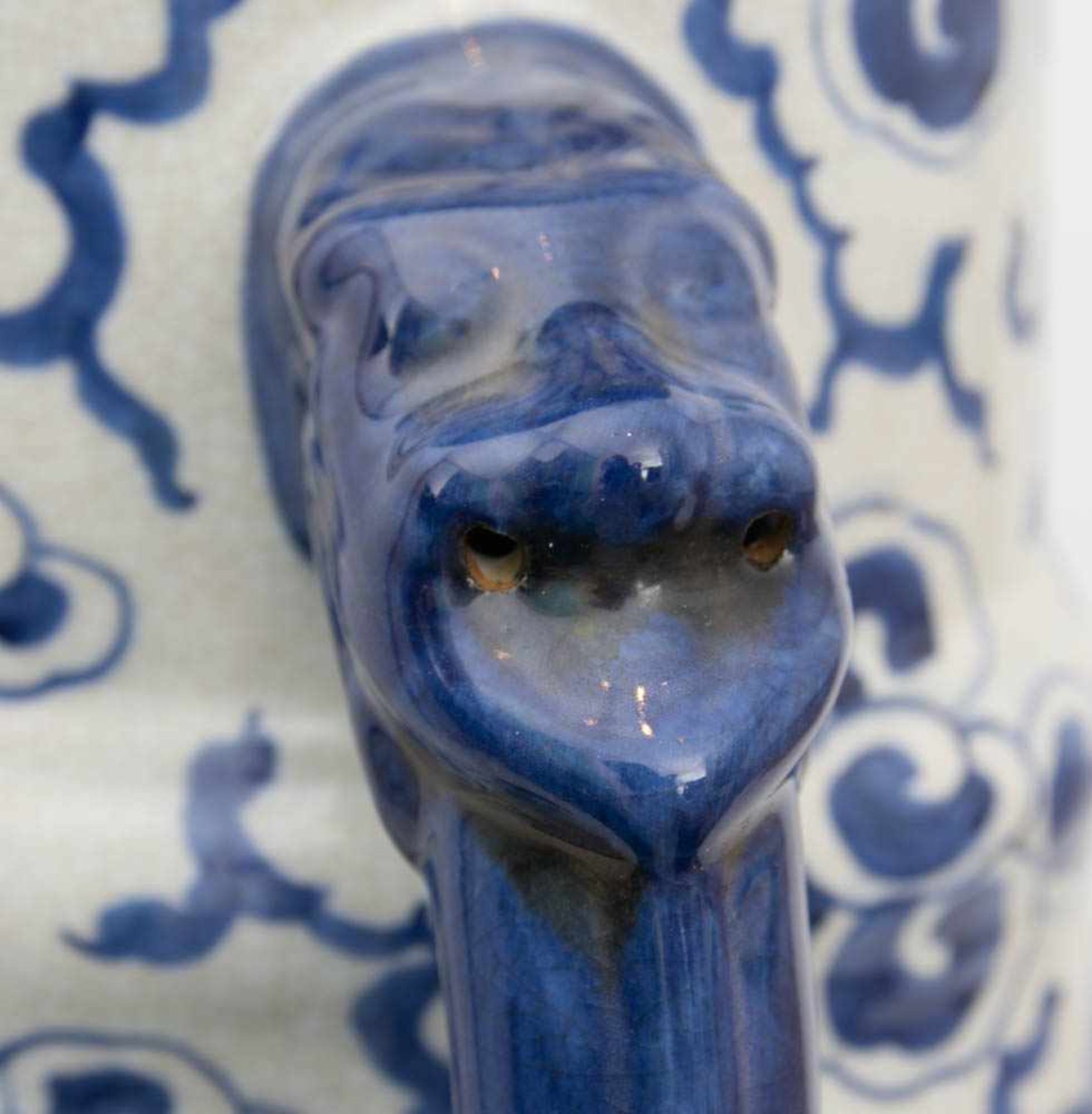 CHINESISCHE VASE, Keramik, wohl 20. Jh.Unterglasur blau bemalt und an den Enden abschließend mit - Bild 10 aus 13