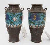 PAAR CLOISONNEE UND BRONZE VASEN, China, ohne Datierungsmarke.Am unteren Drittel der Vasen ist