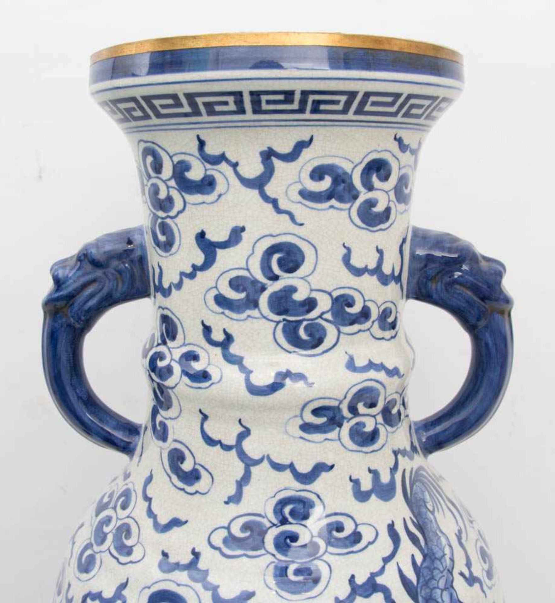 CHINESISCHE VASE, Keramik, wohl 20. Jh.Unterglasur blau bemalt und an den Enden abschließend mit - Bild 7 aus 13