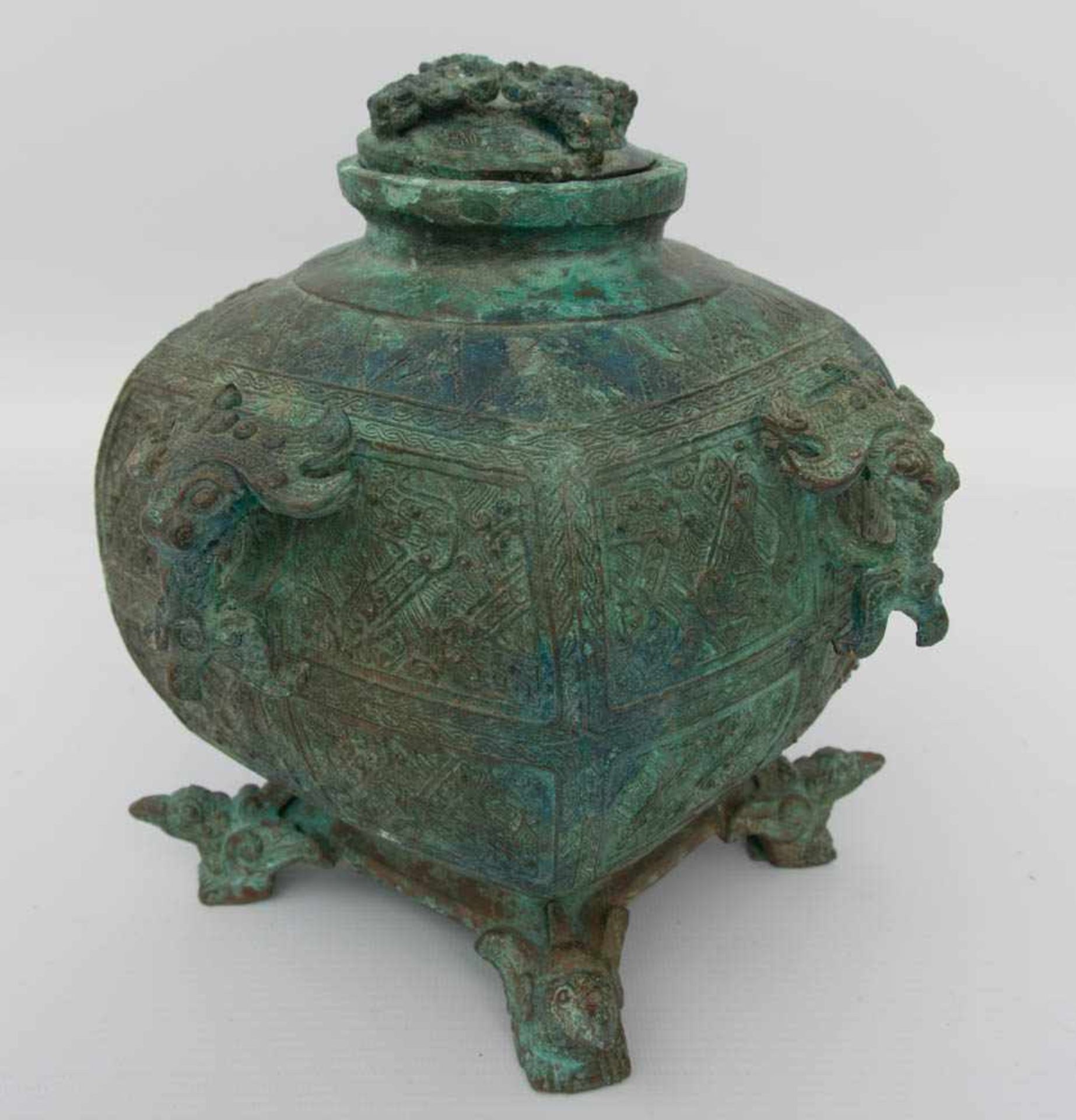 SÜDOSTASIEN, Bronzegefäß auf vier Füßen, Bronze, undatiert.Am Hals dreifach signiert, starke Patina,