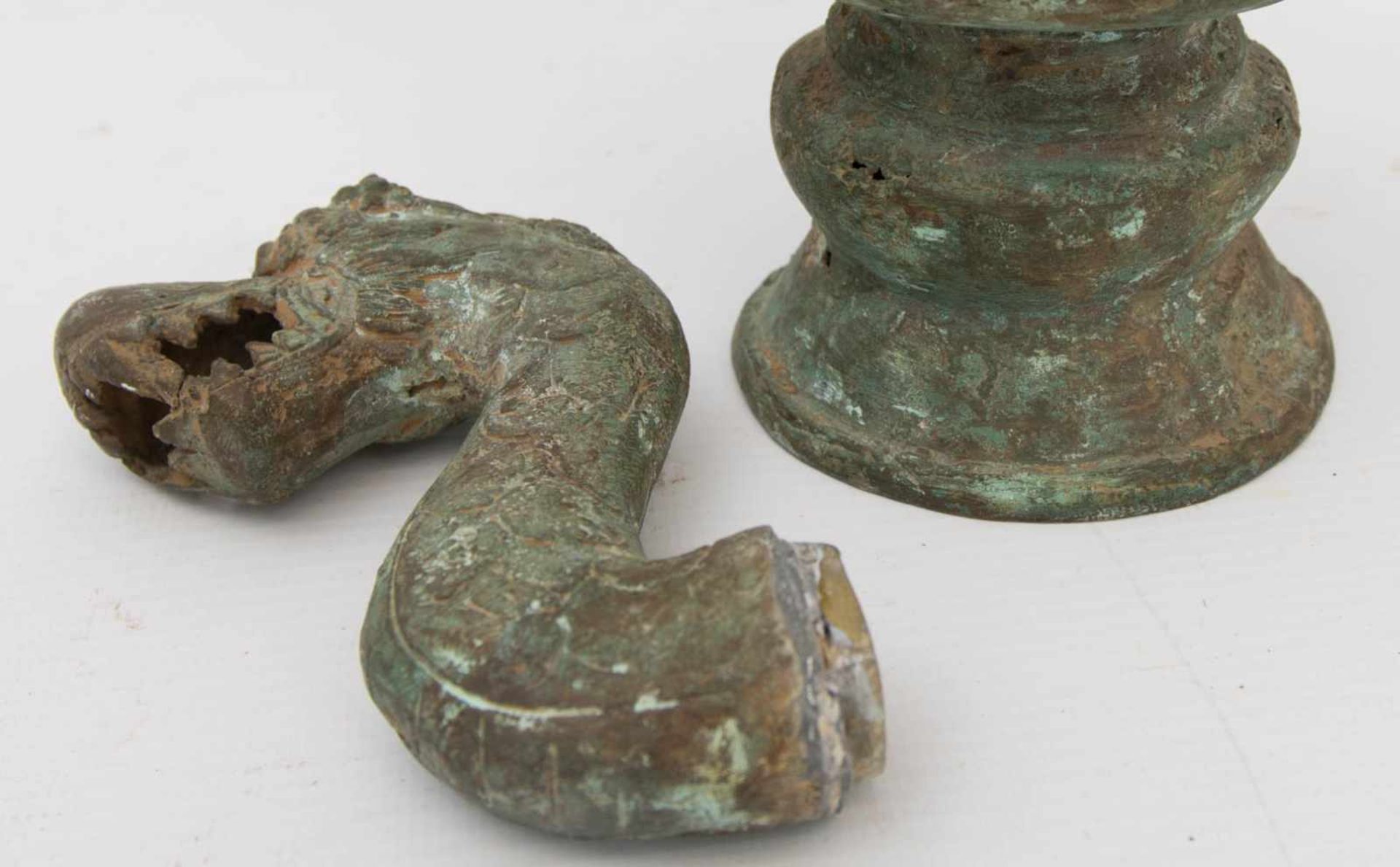 ANTIKES GEFÄß MIT DRACHENKOPF-GRIFF, Bronze, wohl China, 18./19. Jh.Antikes Gefäß, Griff und - Bild 11 aus 16