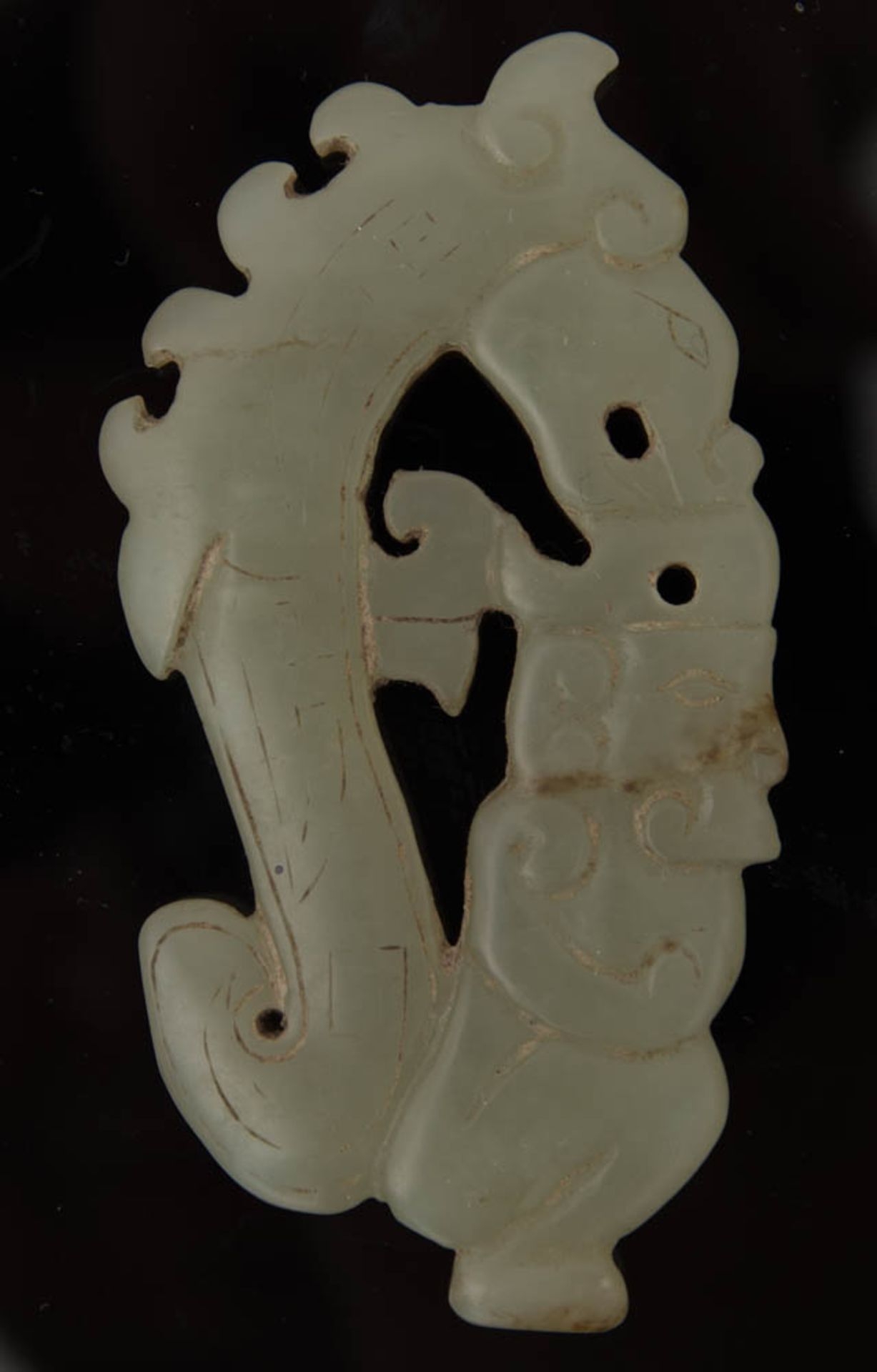 MINIATURANHÄNGER EINES FU-HUNDES UND DRACHEN, Jade, 19./20. Jh.Die Konturen der beiden Objekte ist - Bild 4 aus 9