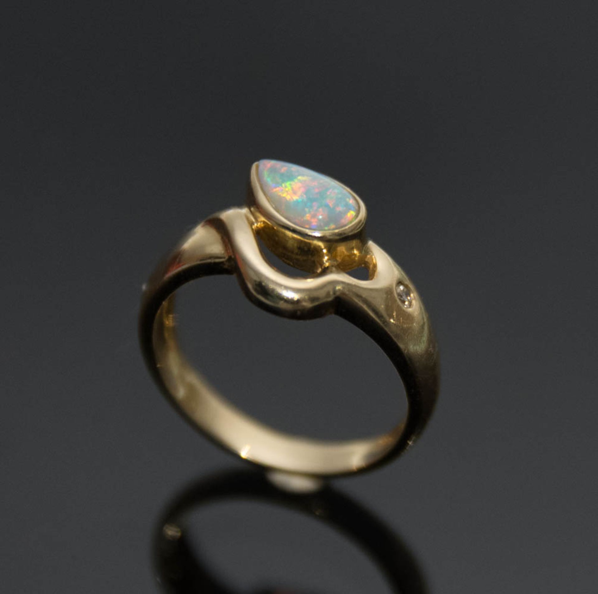 RING, KETTE UND OHRRINGE, 585er und 750er Gold/Opal, 20. Jh.Goldring mit Opal, 585er Gold, 3,9 g. - Bild 12 aus 12