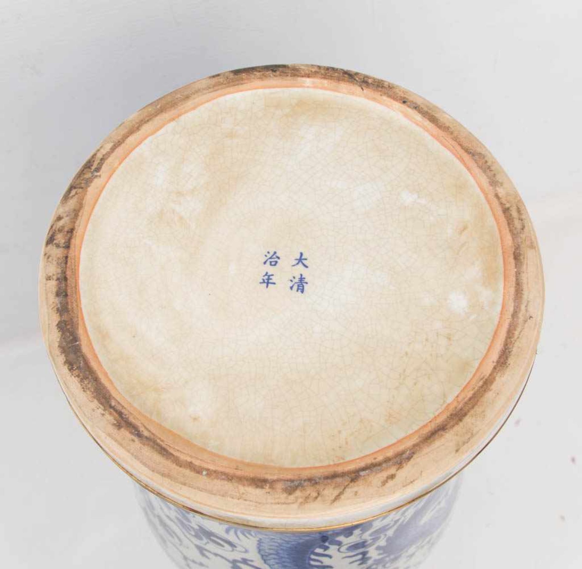 CHINESISCHE VASE, Keramik, wohl 20. Jh.Unterglasur blau bemalt und an den Enden abschließend mit - Bild 11 aus 13