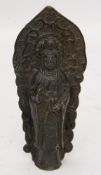 GEISTLICHER IN MANDORLA, Bronze, China, 19./20. Jh.Sehr guter Zustand.6 x 14 x 3 cm.