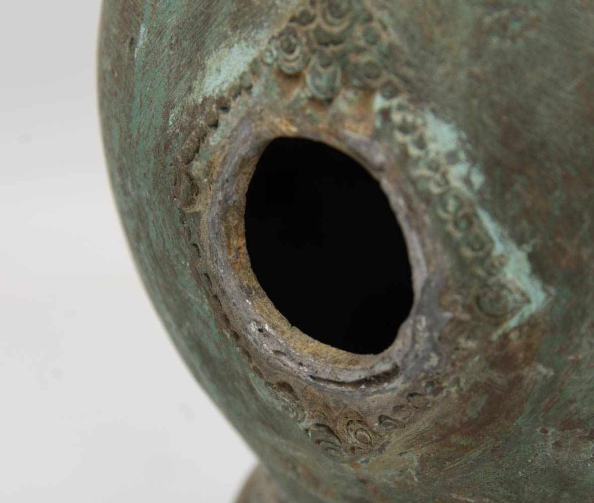 ANTIKES GEFÄß MIT DRACHENKOPF-GRIFF, Bronze, wohl China, 18./19. Jh.Antikes Gefäß, Griff und - Bild 3 aus 16