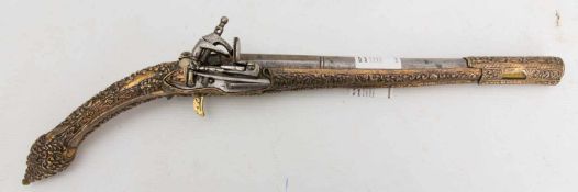 SALONGWAFFE, um 19. Jh.Eine Steinschlosspistole mit floral ornamentiertem Schaft und offener