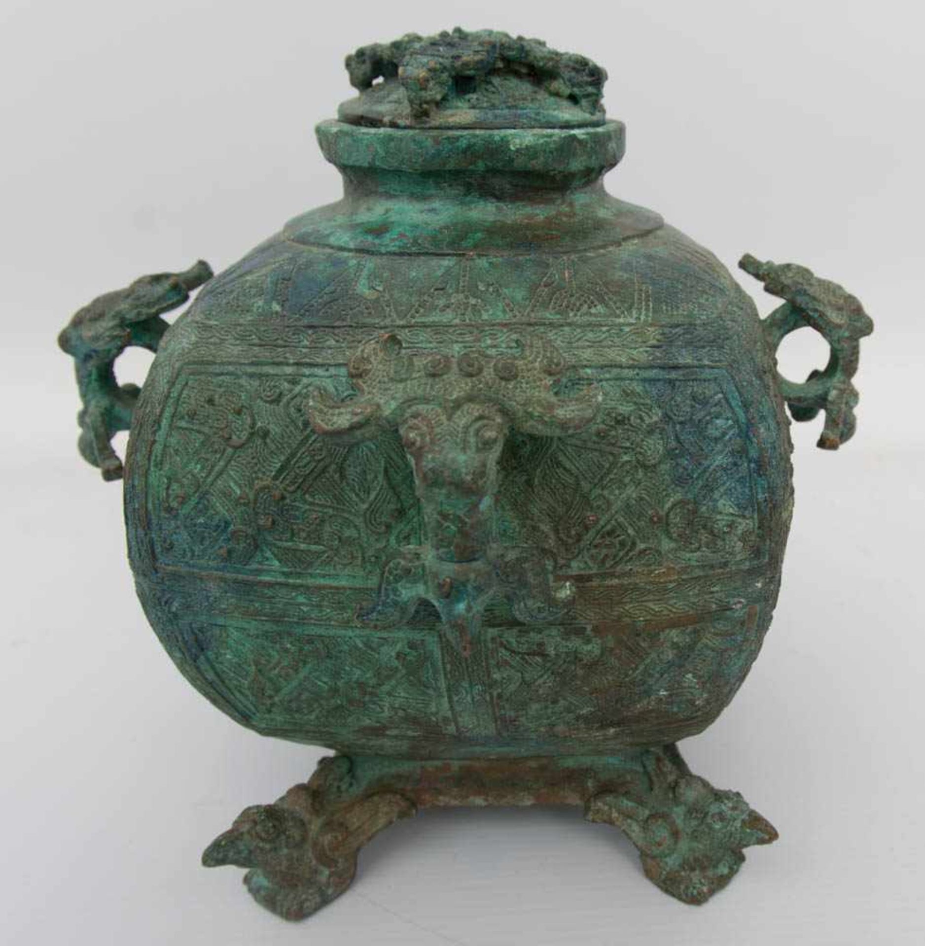 SÜDOSTASIEN, Bronzegefäß auf vier Füßen, Bronze, undatiert.Am Hals dreifach signiert, starke Patina, - Image 2 of 6
