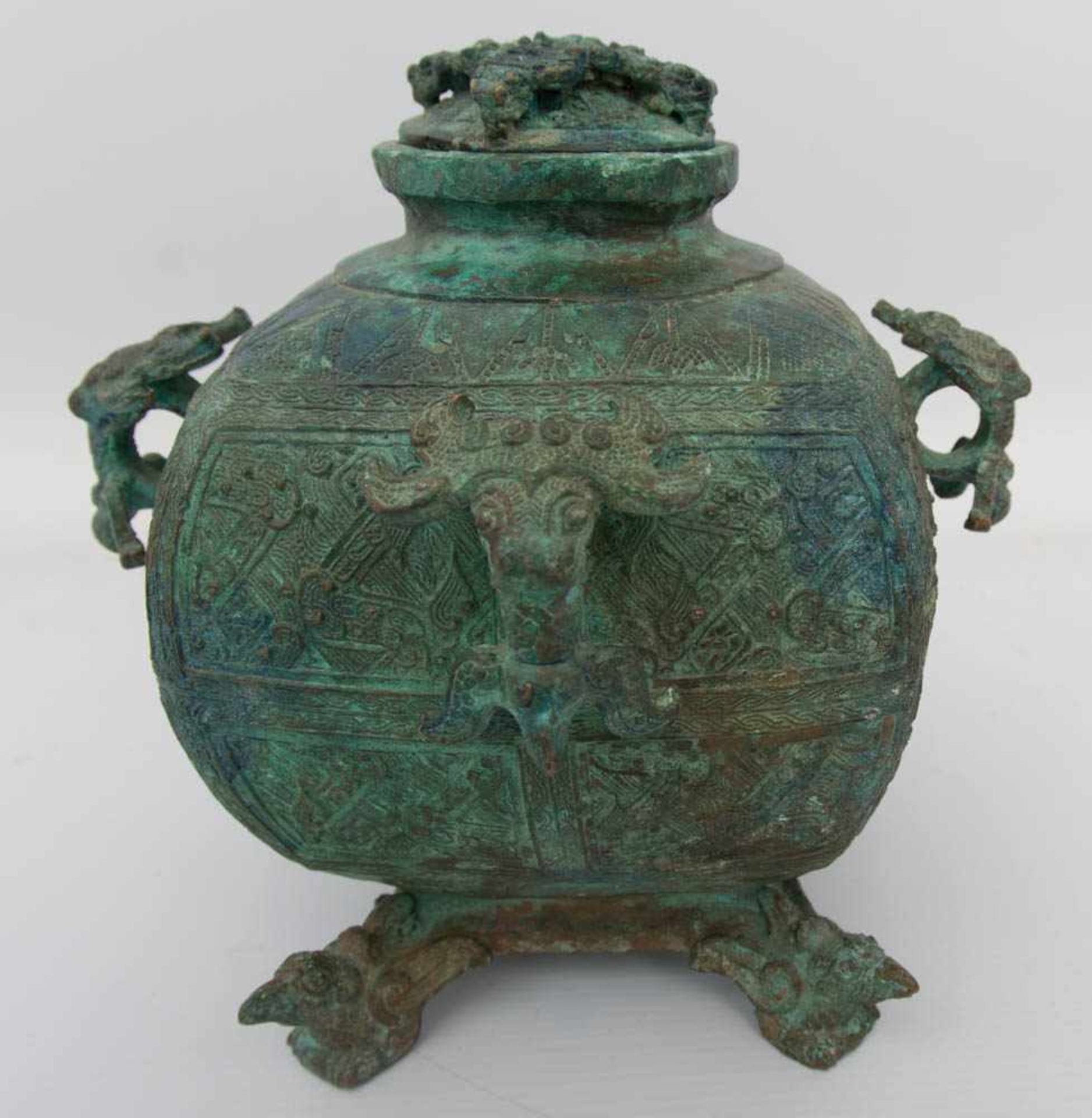 SÜDOSTASIEN, Bronzegefäß auf vier Füßen, Bronze, undatiert.Am Hals dreifach signiert, starke Patina, - Bild 2 aus 6