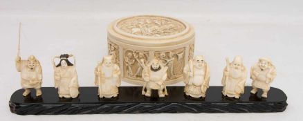 KONV. 7 Netsuke und Alabasterdose, Bein/Alabaster, wohl Japan, wohl 19./20. Jh.Eines der Netsuke ist