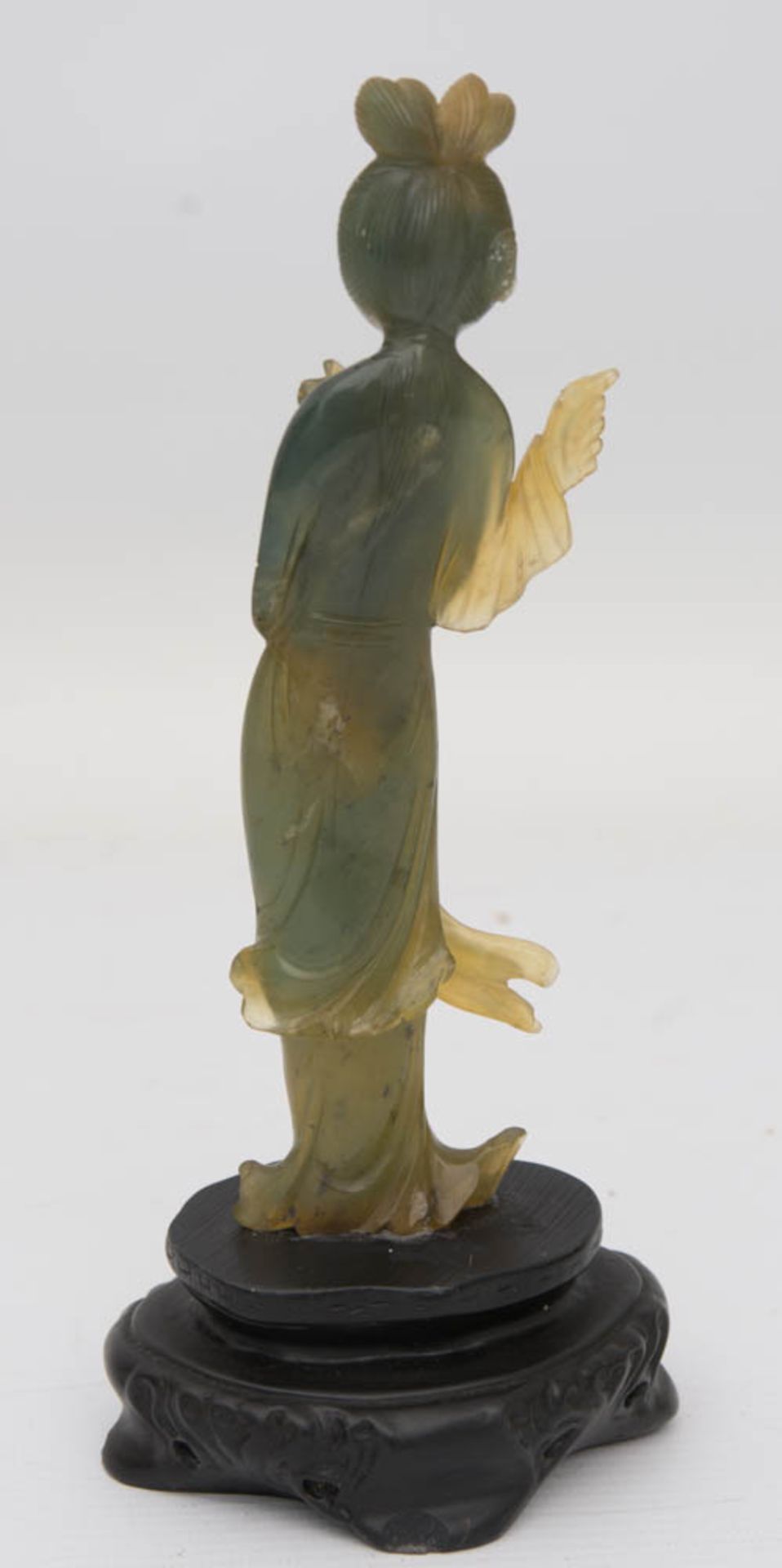 FEINE FRAUENSKULPTUR, Jade, China, 19./20. Jh.Die schlank und elegante Jadeskulptur weist Rückseitig - Bild 4 aus 5