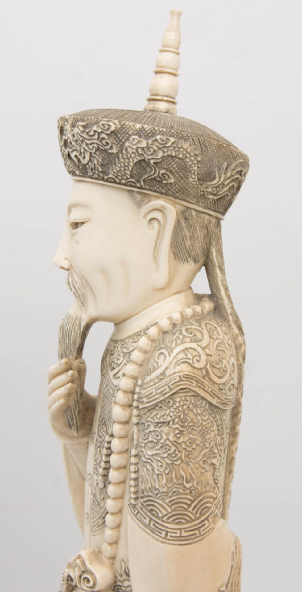 PRÄCHTIGES KAISERPAAR, Bein, Qian Long, China, 18. Jh.Der auf einem Sockel stehende Kaiser ist - Bild 12 aus 45