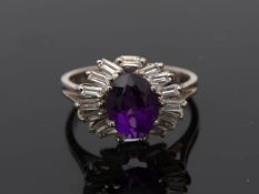 DAMENRING, 750er Weissgold mit Amethyst und kleinen Brillantbaguettes.Innen gepunzt mit 750.