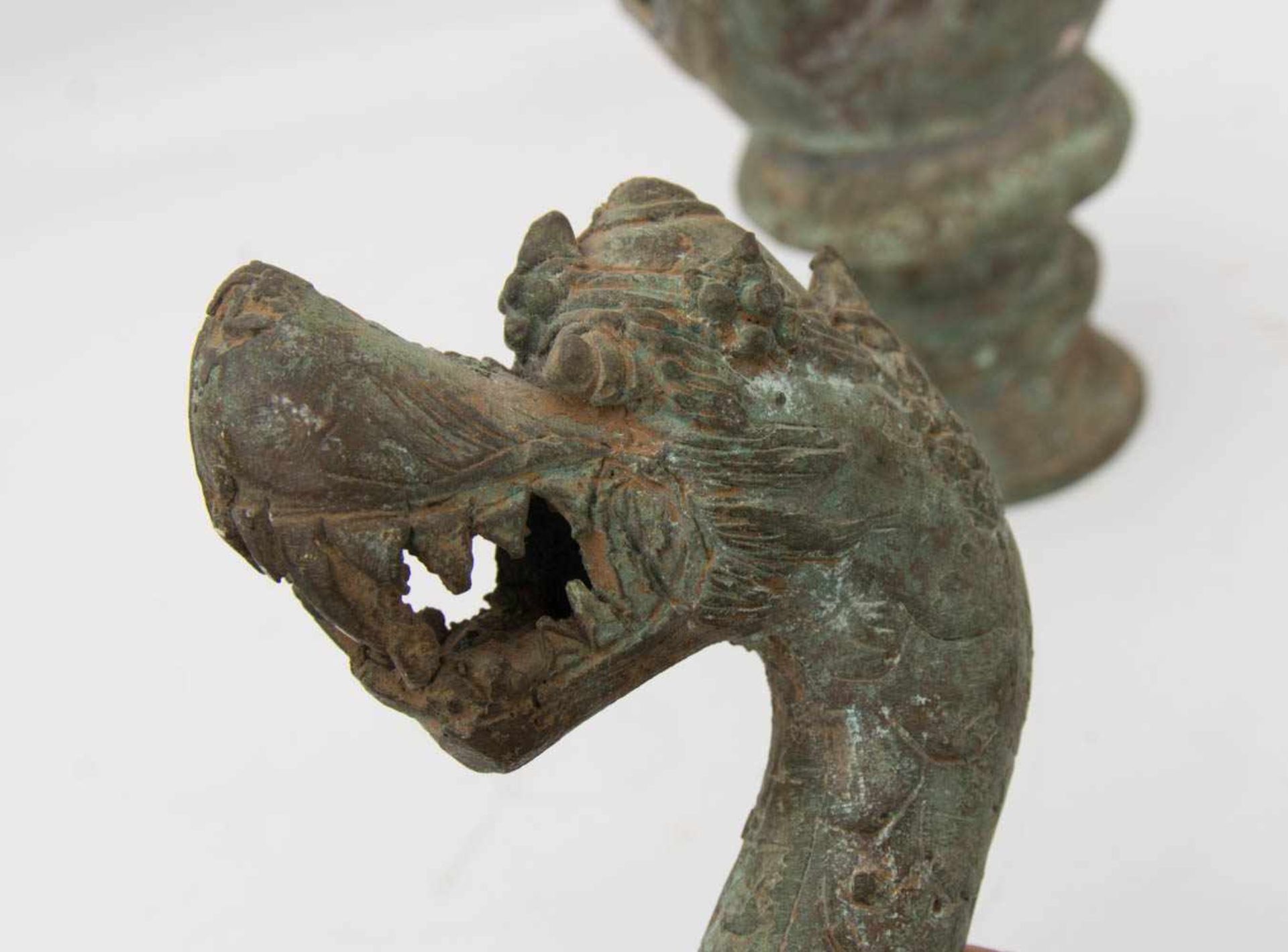 ANTIKES GEFÄß MIT DRACHENKOPF-GRIFF, Bronze, wohl China, 18./19. Jh.Antikes Gefäß, Griff und - Bild 15 aus 16