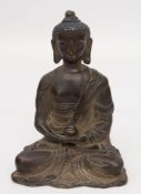 BRONZE BUDDHA IM LOTUSSITZ, Bronze, 19./20. Jh.Blau bemahlte Haare, rückseitig leicht angelaufen. 11