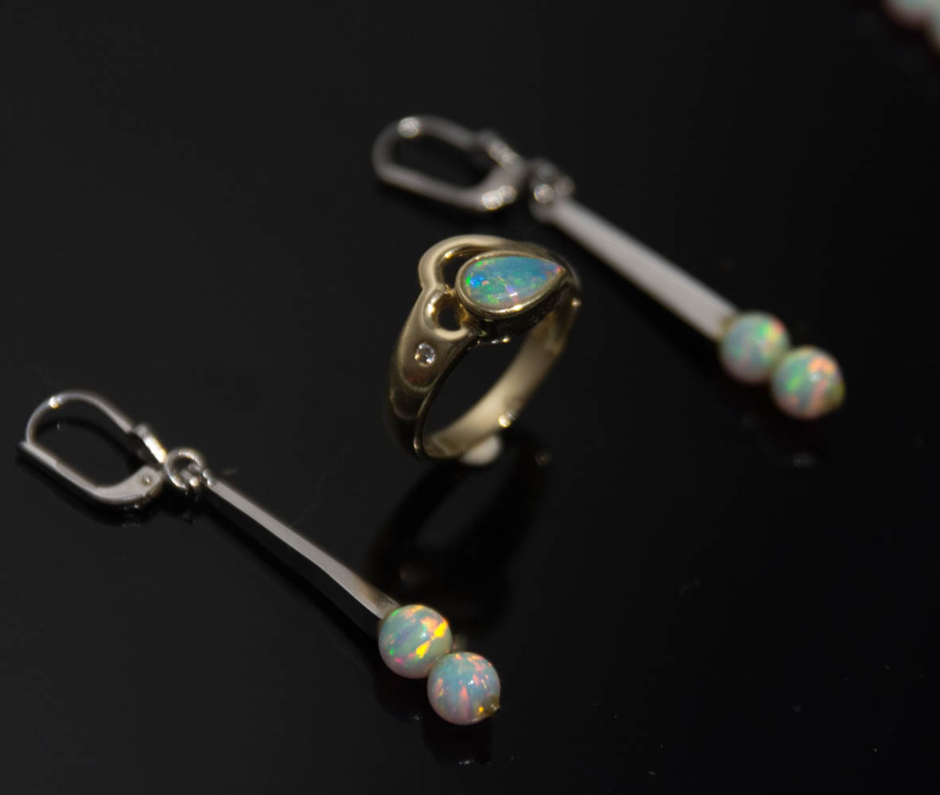 RING, KETTE UND OHRRINGE, 585er und 750er Gold/Opal, 20. Jh.Goldring mit Opal, 585er Gold, 3,9 g. - Bild 2 aus 12