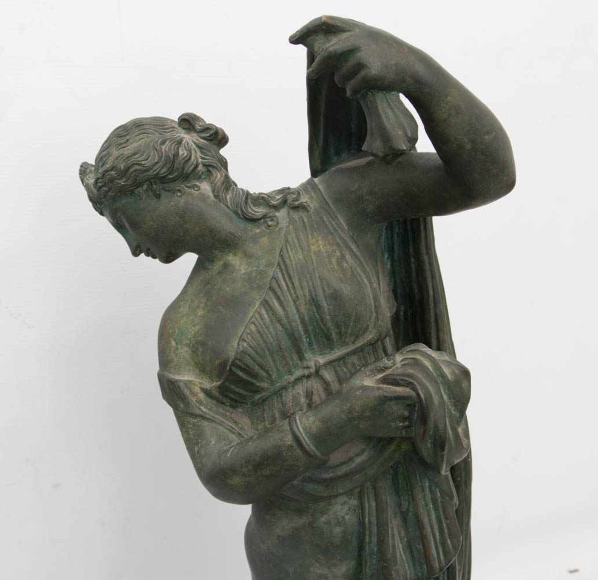 SKULPTUR, Die Badende, wohl bemalter Zinkguss auf Steinsockel, 20. Jh.Sehr gut erhaltene Skulptur.68 - Bild 6 aus 6