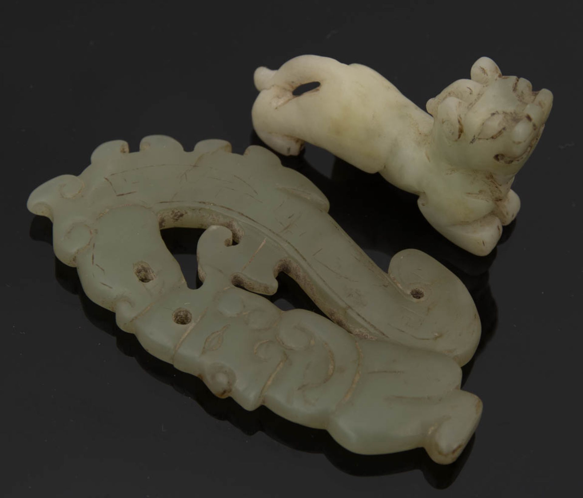 MINIATURANHÄNGER EINES FU-HUNDES UND DRACHEN, Jade, 19./20. Jh.Die Konturen der beiden Objekte ist