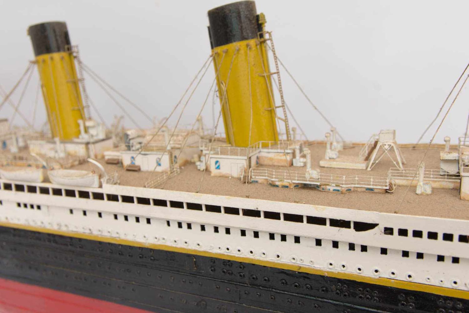 MINIATURSCHIFF TITANIC, Holz u.a, Deutschland, 20. Jh.Bedarf Reinigung, sonst guter Zustand.107 x 32 - Bild 12 aus 14