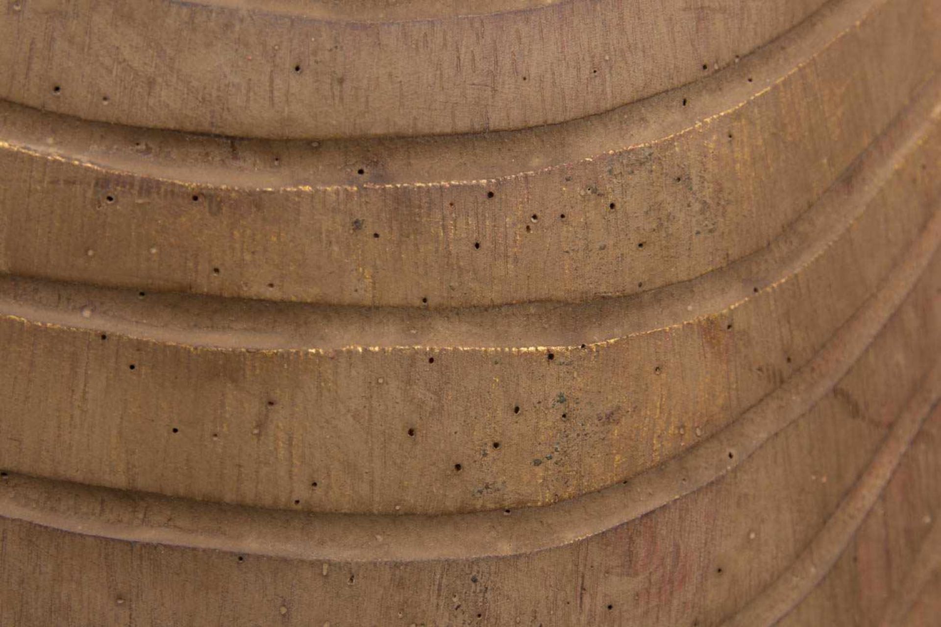 THAILÄNDISCHE BUDDHA STATUE, Holz, 20. Jh.Betende Skulptur in sehr gutem Zustand auf Sockel stehend. - Image 5 of 6