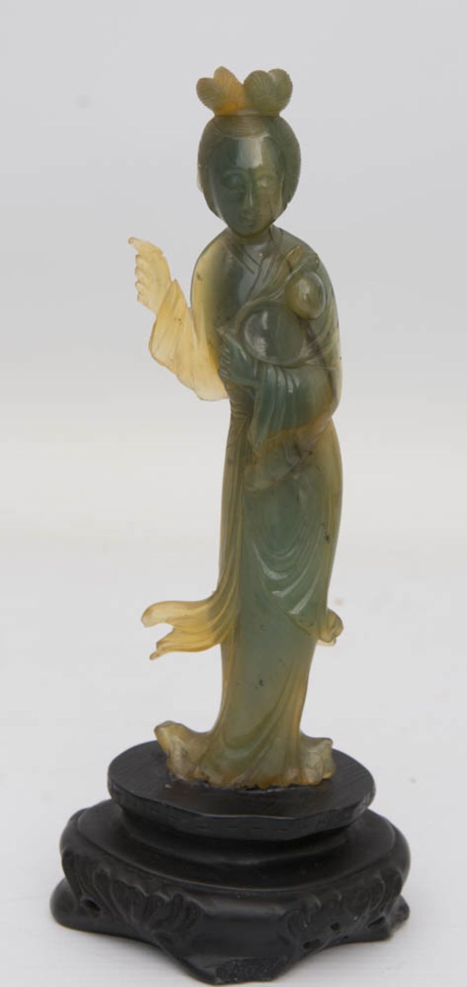 FEINE FRAUENSKULPTUR, Jade, China, 19./20. Jh.Die schlank und elegante Jadeskulptur weist Rückseitig