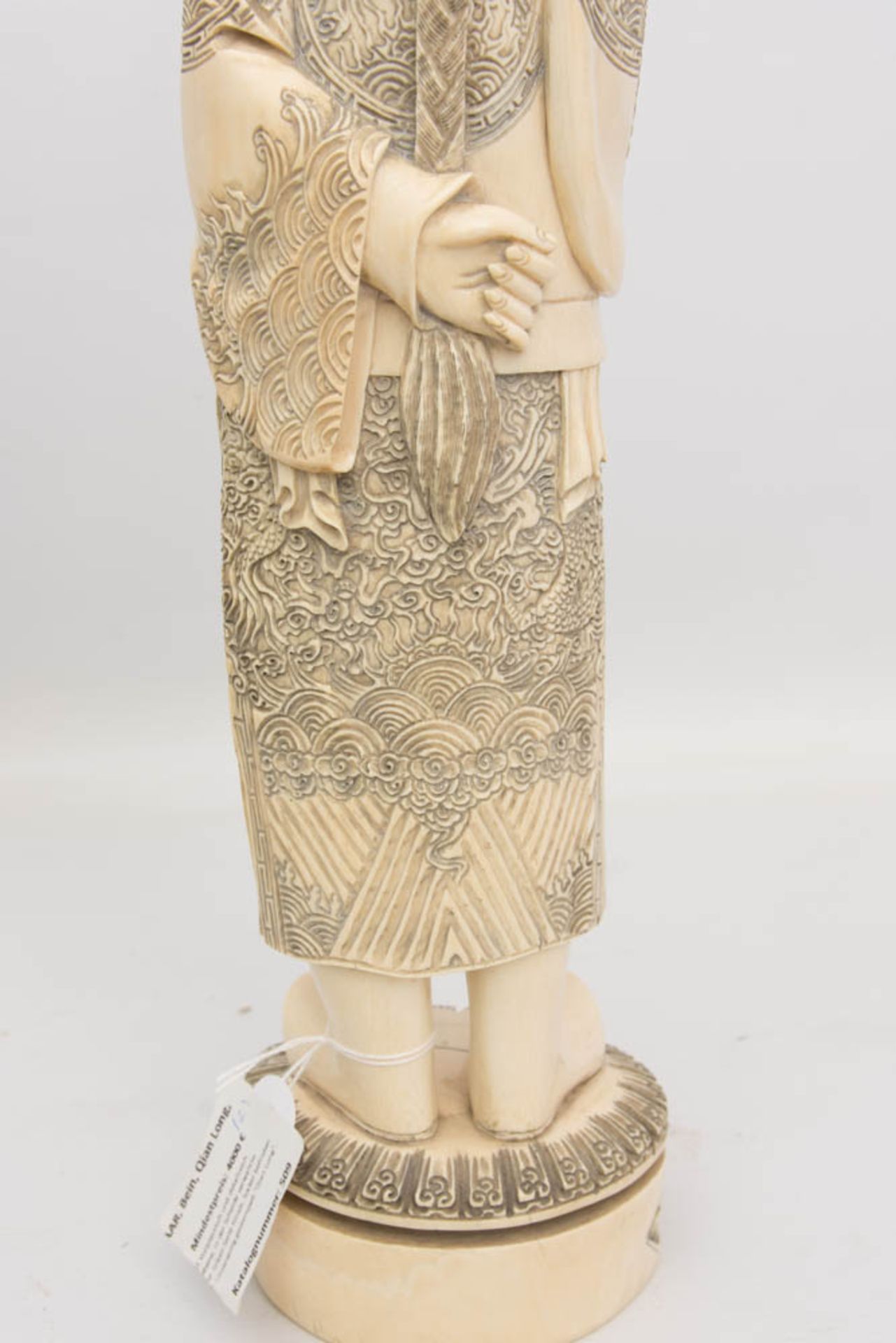 PRÄCHTIGES KAISERPAAR, Bein, Qian Long, China, 18. Jh.Der auf einem Sockel stehende Kaiser ist - Bild 7 aus 45