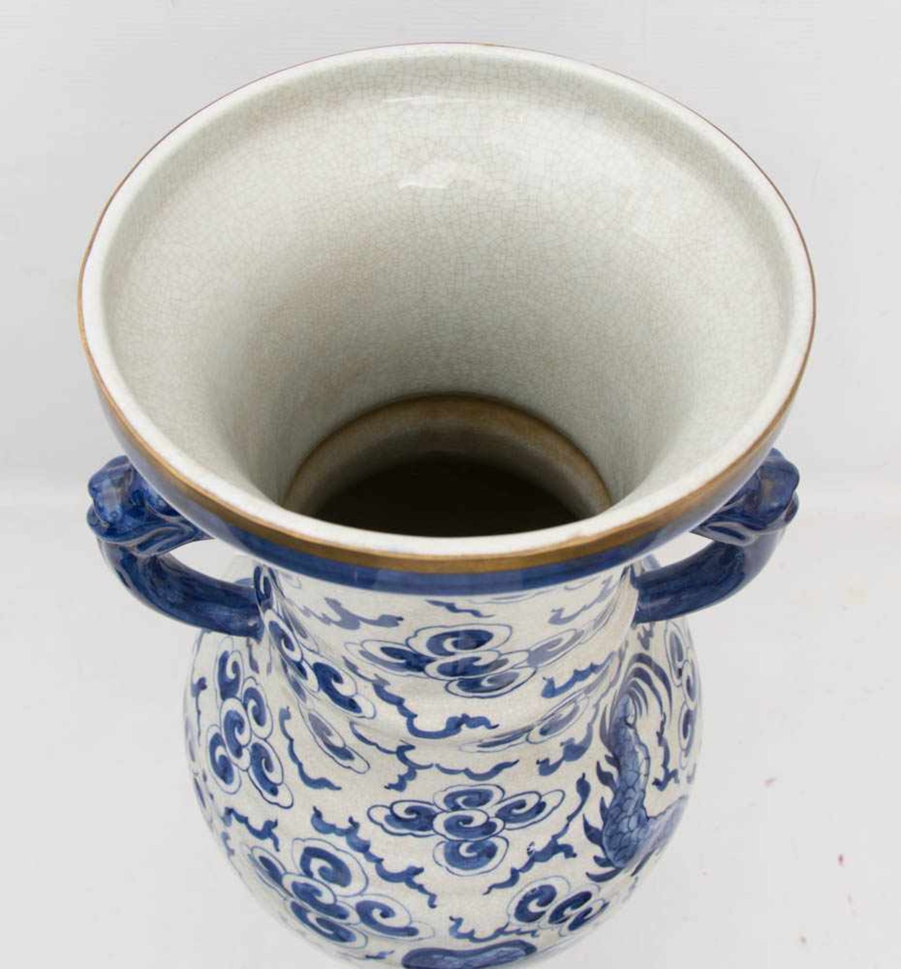 CHINESISCHE VASE, Keramik, wohl 20. Jh.Unterglasur blau bemalt und an den Enden abschließend mit - Bild 8 aus 13