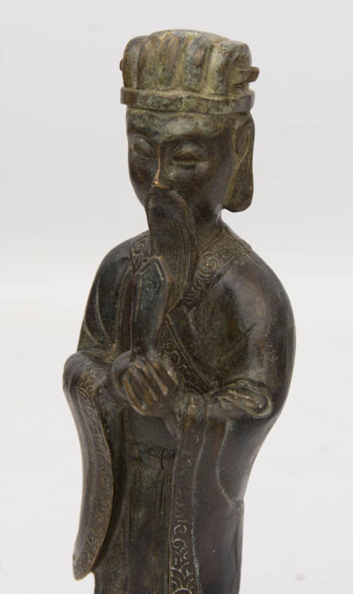 ASIATISCHER GELEHRTER, Bronze, China, 19./20. Jh.Sehr guter Erhaltungszustand.8 x 6 x 24 cm. - Bild 2 aus 5