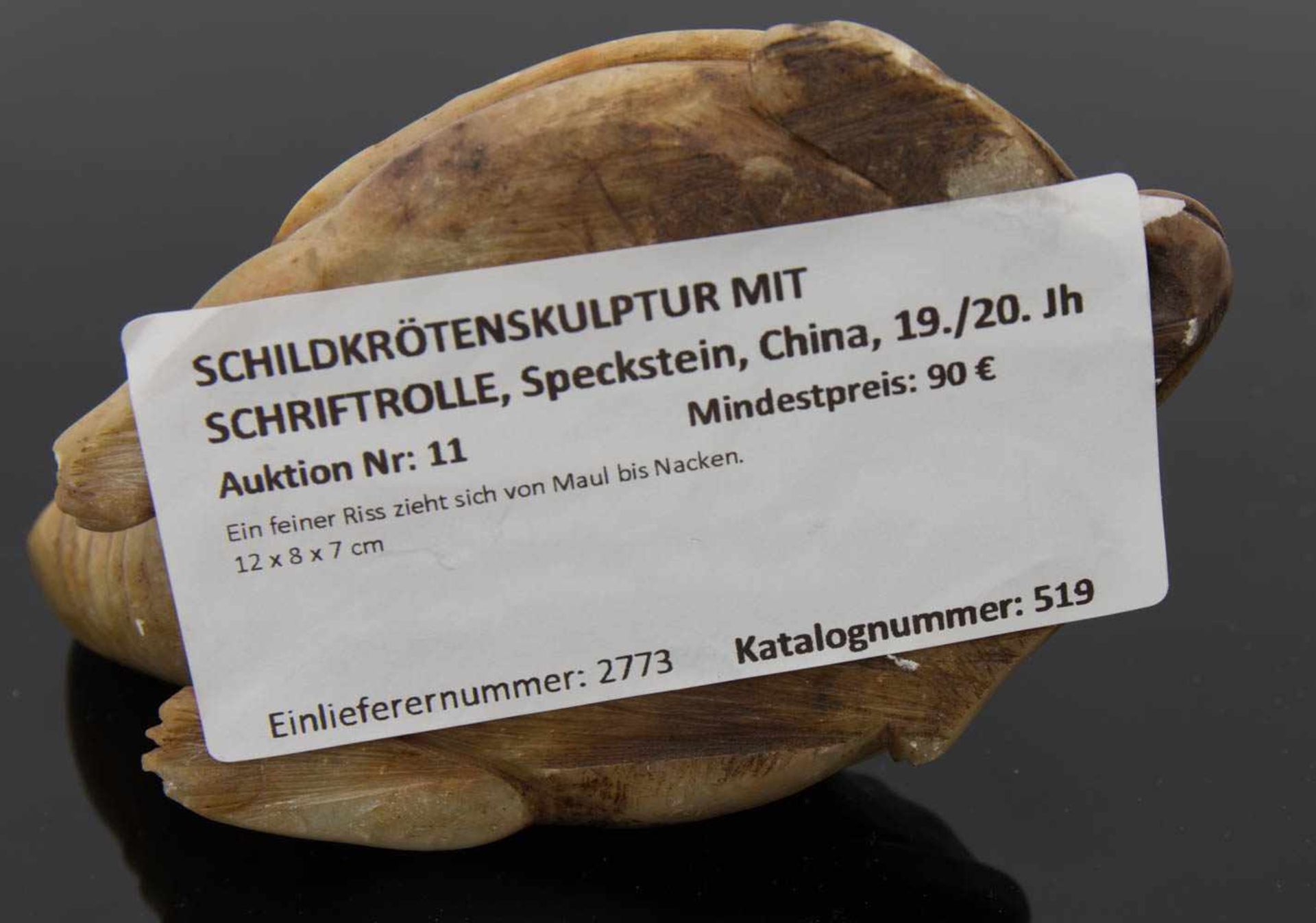 SCHILDKRÖTENSKULPTUR MIT SCHRIFTROLLE, Speckstein, China, 19./20. Jh.Ein feiner Riss zieht sich - Bild 3 aus 5