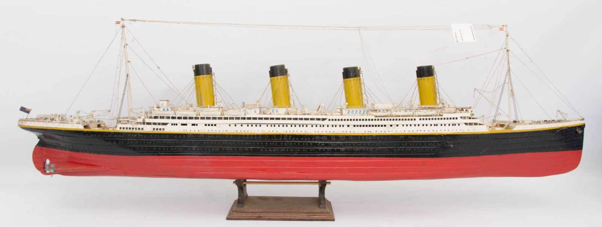 MINIATURSCHIFF TITANIC, Holz u.a, Deutschland, 20. Jh.Bedarf Reinigung, sonst guter Zustand.107 x 32