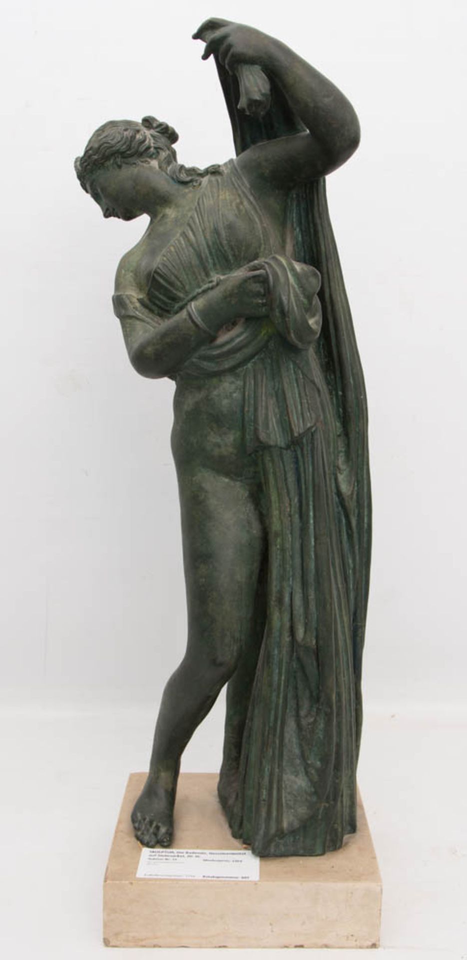 SKULPTUR, Die Badende, wohl bemalter Zinkguss auf Steinsockel, 20. Jh.Sehr gut erhaltene Skulptur.68