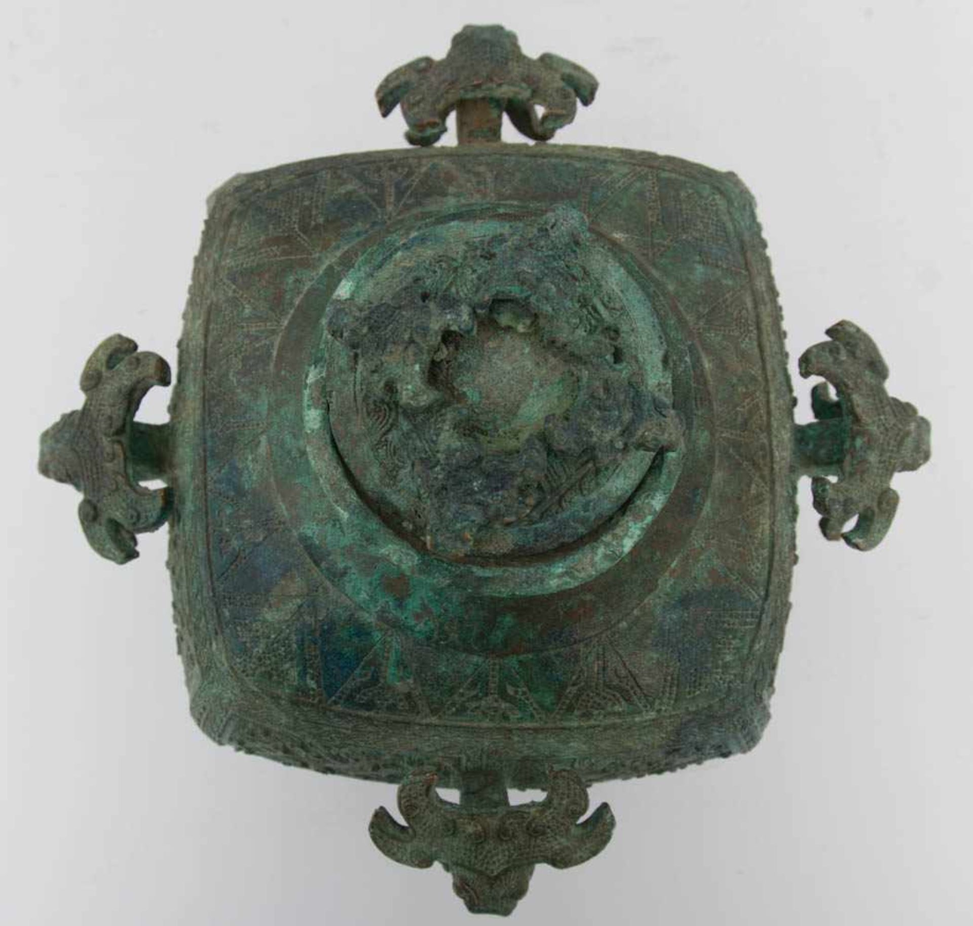 SÜDOSTASIEN, Bronzegefäß auf vier Füßen, Bronze, undatiert.Am Hals dreifach signiert, starke Patina, - Image 4 of 6
