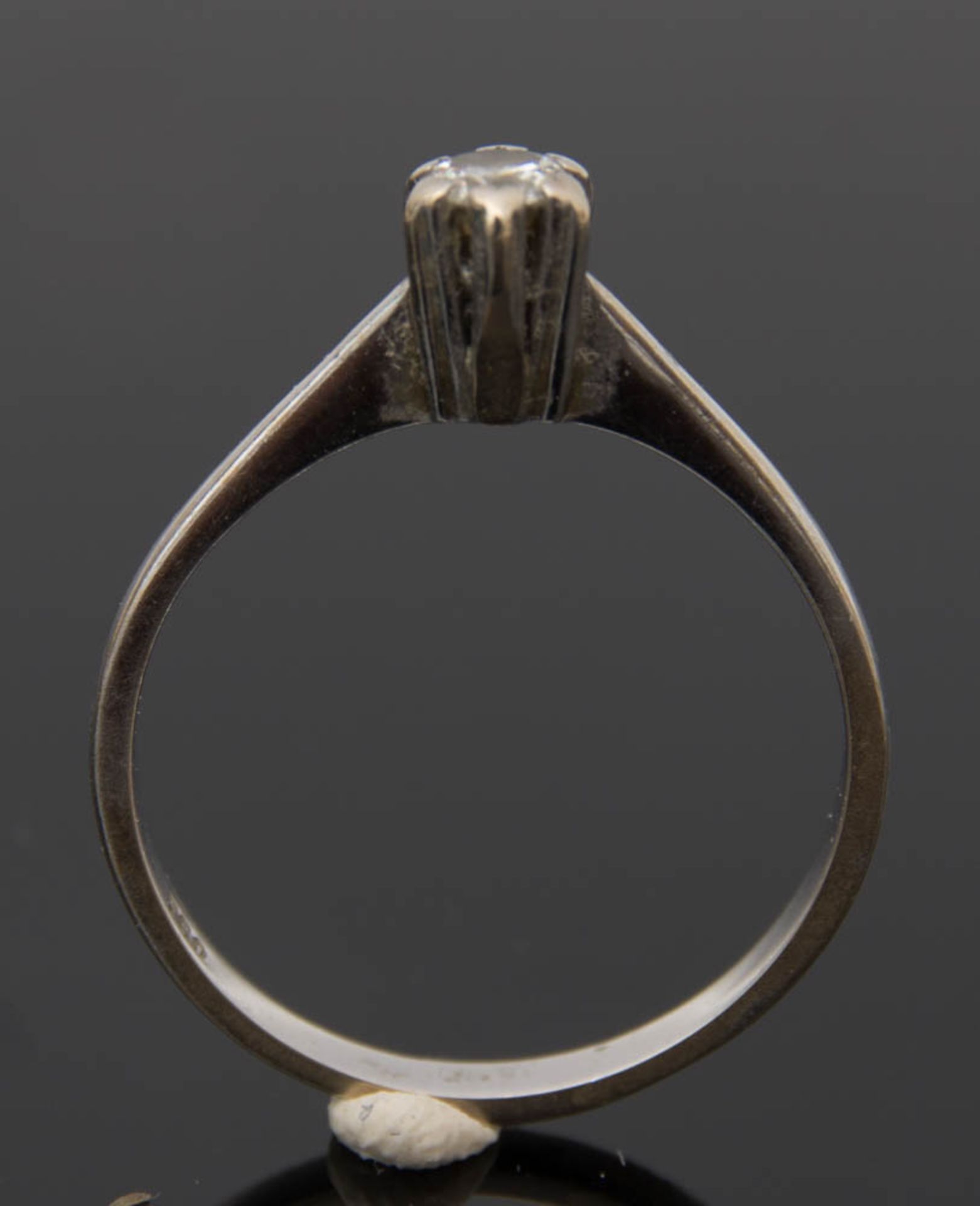 RING, 750er Weissgold, Moissanite, 2,3 g.In Weissgold gefasster Moissanit, 2,5 cm. - Bild 2 aus 3