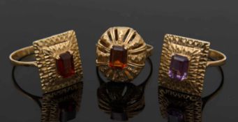 DREI DAMENRINGE, 585 Gelbgold / div. Halbedelsteine.Gesamtgewicht: 14,9 gMit Amethyst, rotem und