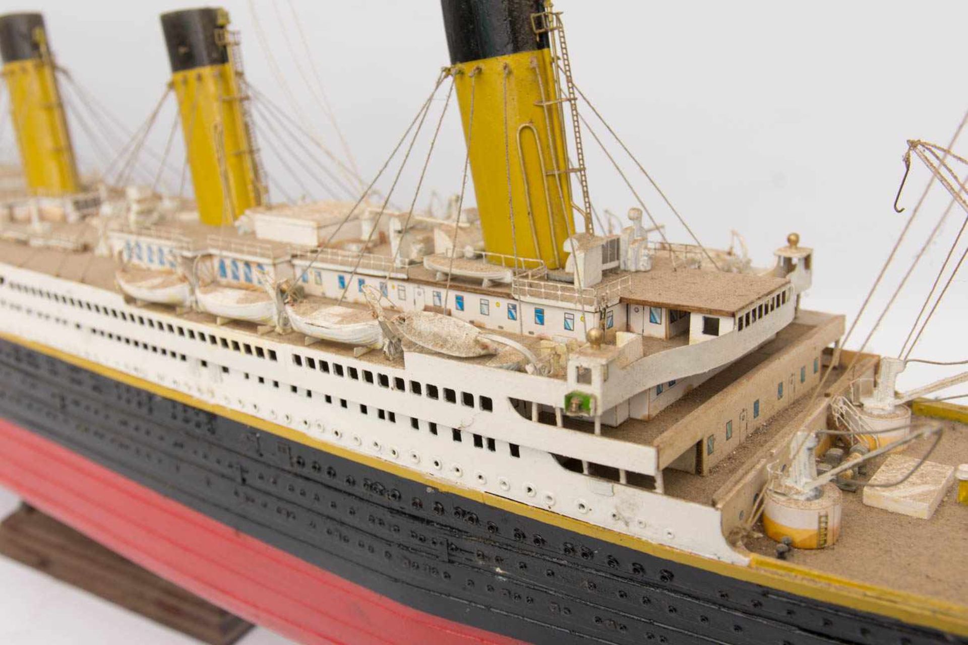 MINIATURSCHIFF TITANIC, Holz u.a, Deutschland, 20. Jh.Bedarf Reinigung, sonst guter Zustand.107 x 32 - Bild 10 aus 14